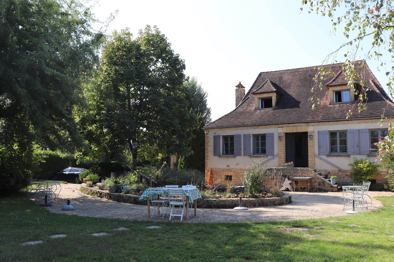 Les Charmes de Sarlat - Jardin vue maison et piscine 2