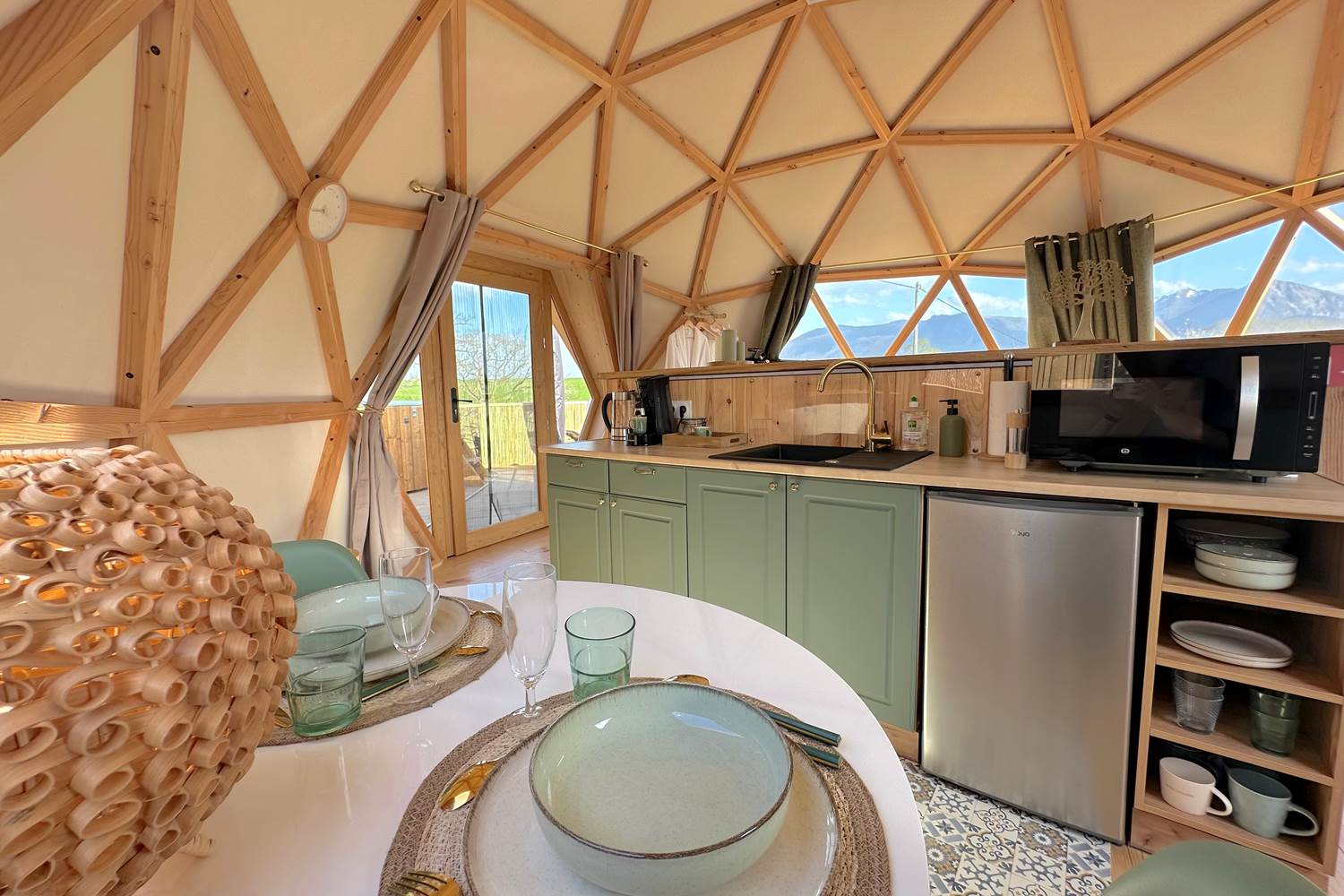 Cuisine aménagée, avec table pour un repas romantique