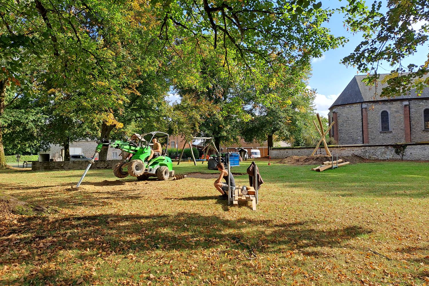 Construction d'une tyrolienne dans la plaine de jeux