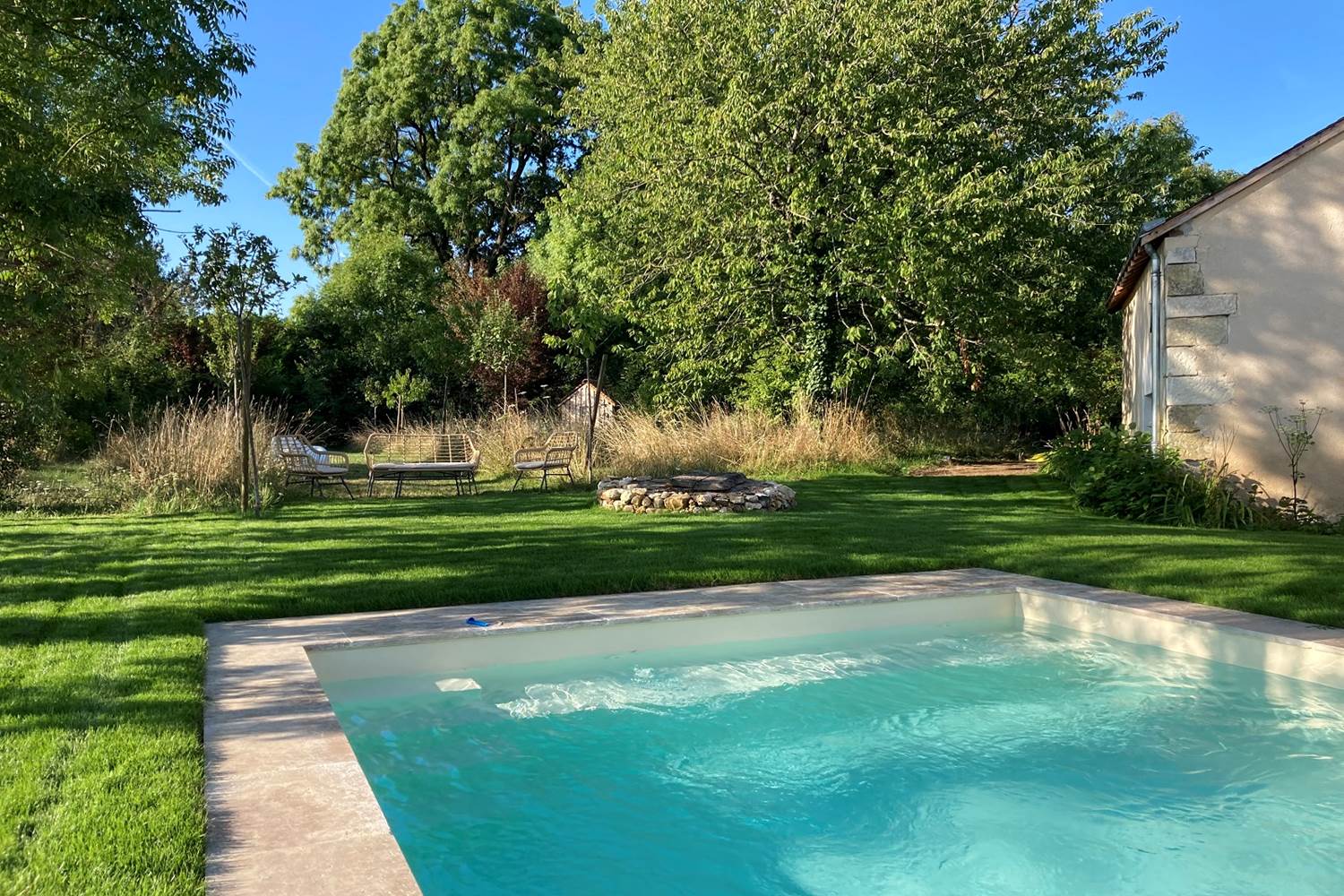 chambres-d-hotes-amboise-maison-chemin-piscine-campagne