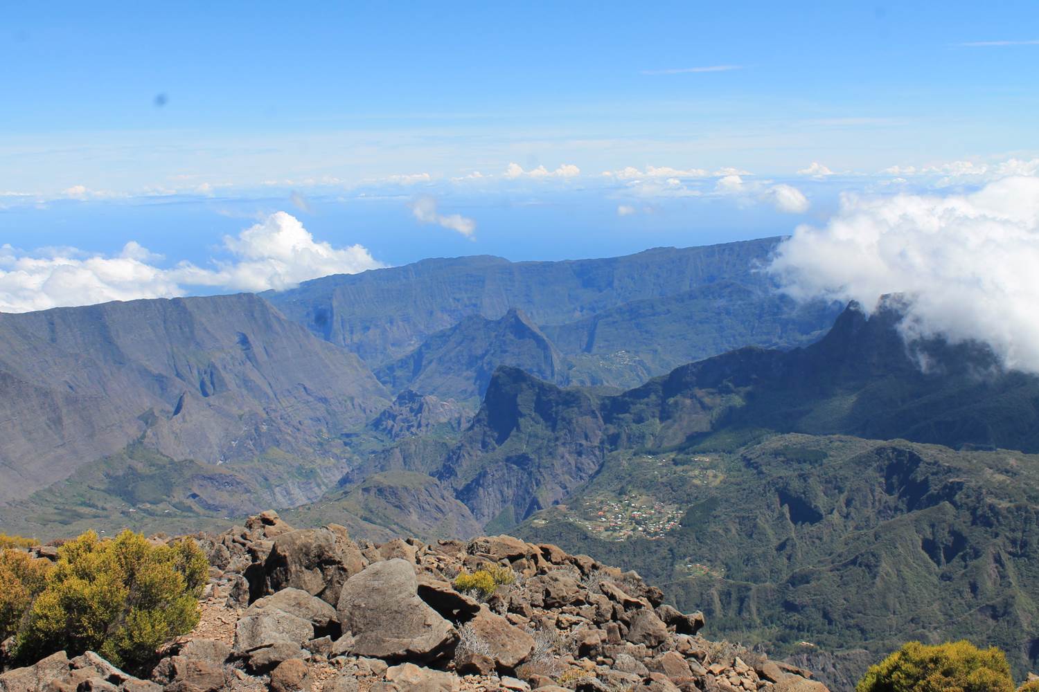 Mafate depuis le Grand Bénare (La Nouvelle au premier plan)