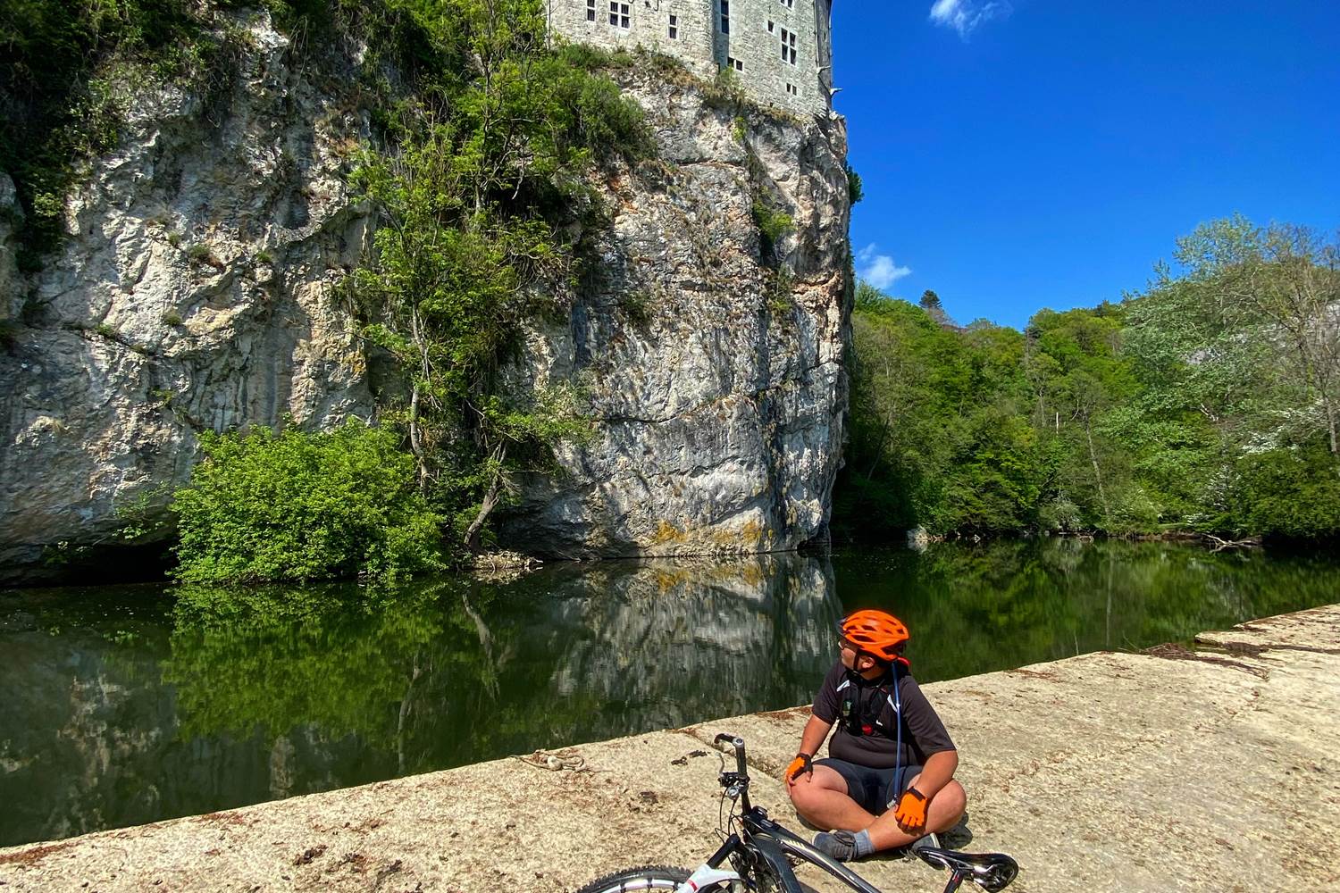 Vélo VTT au bord de la Lesse à Walzin