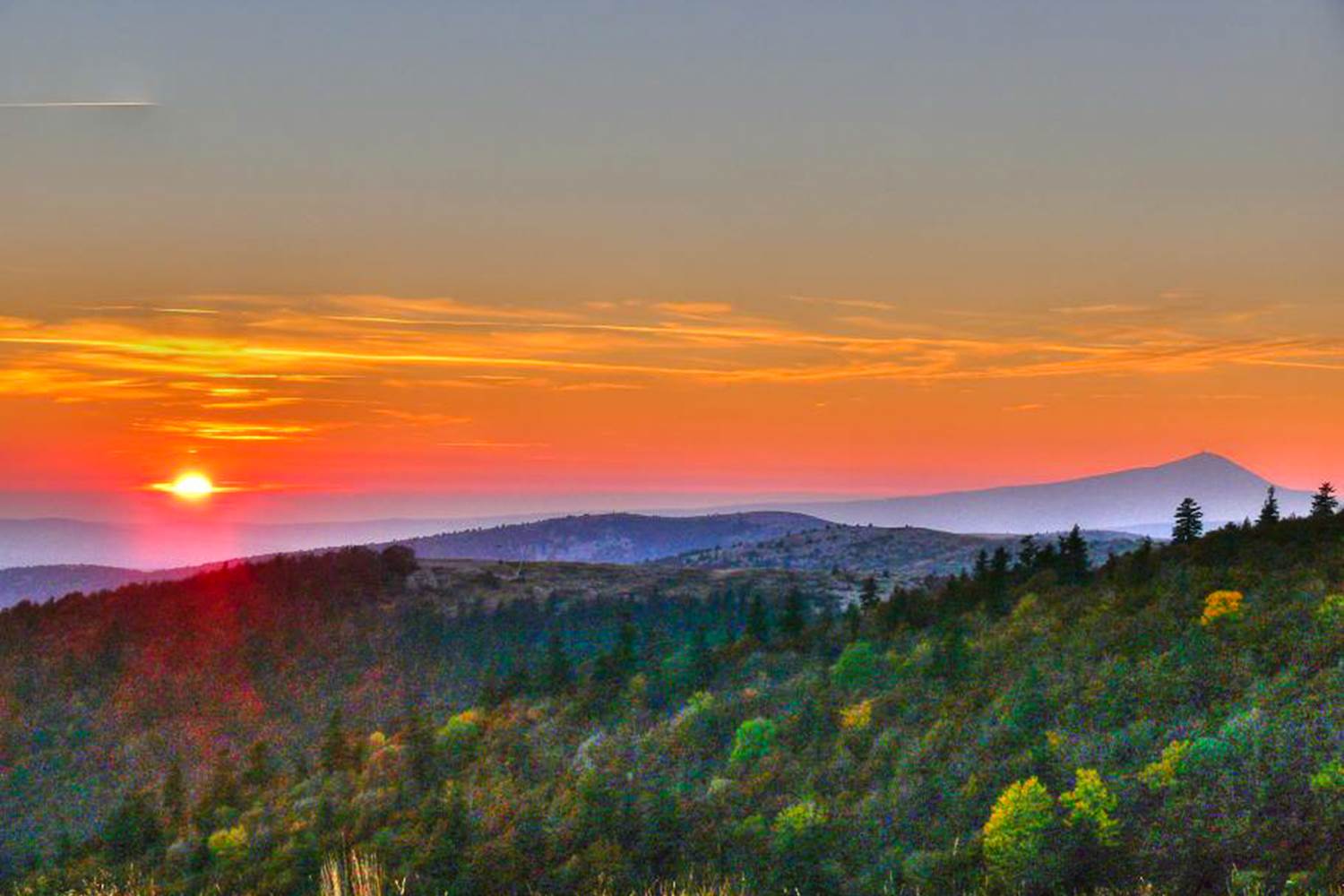 Coucher de soleil sur la montagne de Lure avec vue sur le Ventoux