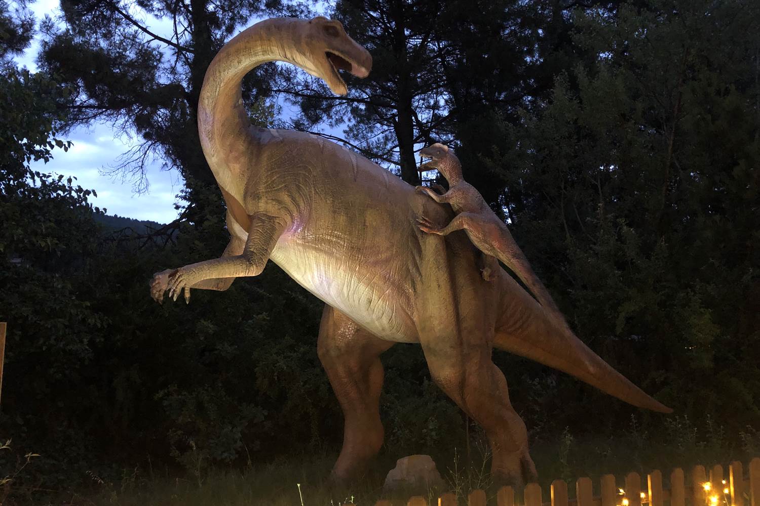 Ballade nocturne à Dinopedia