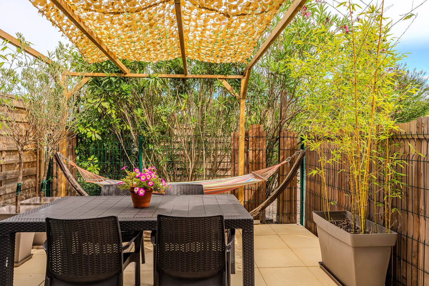 Terrasse gîte 2 avec hamac