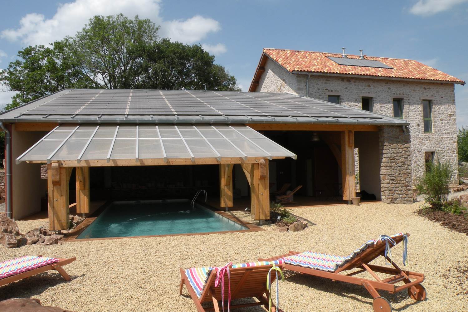 Vue de la piscine et du toit photovoltaïque