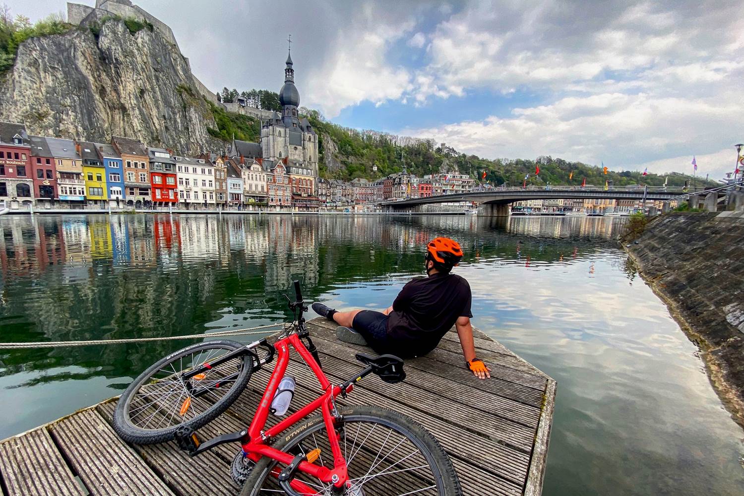 Vélo VTT au bord de la Meuse à Dinant