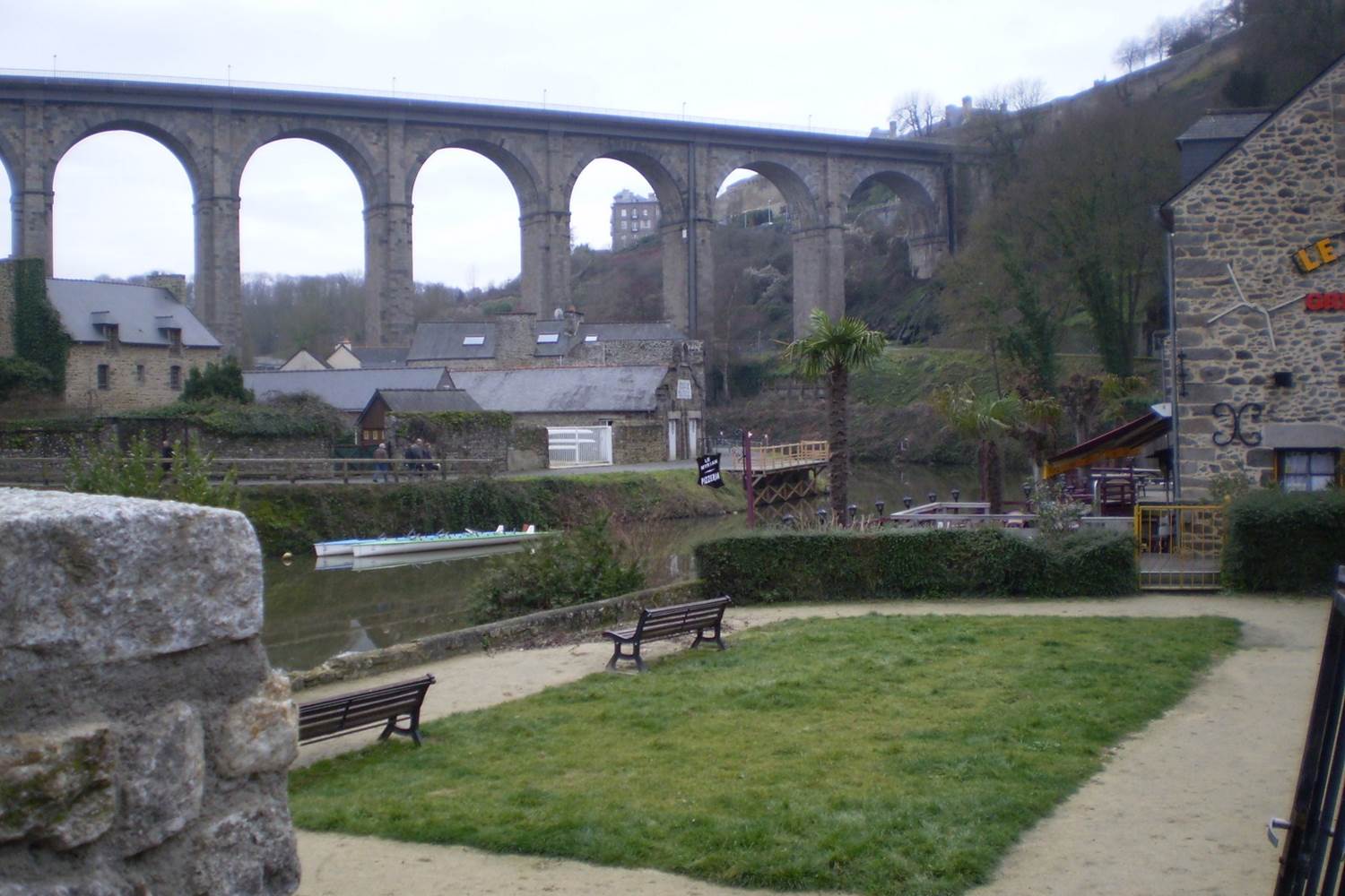 Le viaduc sous lequel se trouve un grand parking