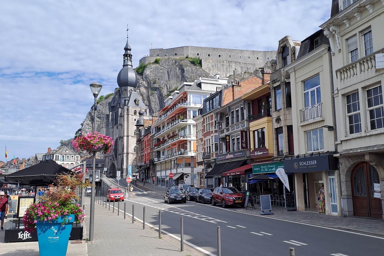 Dinant, l'hôtel de ville et la citadelle