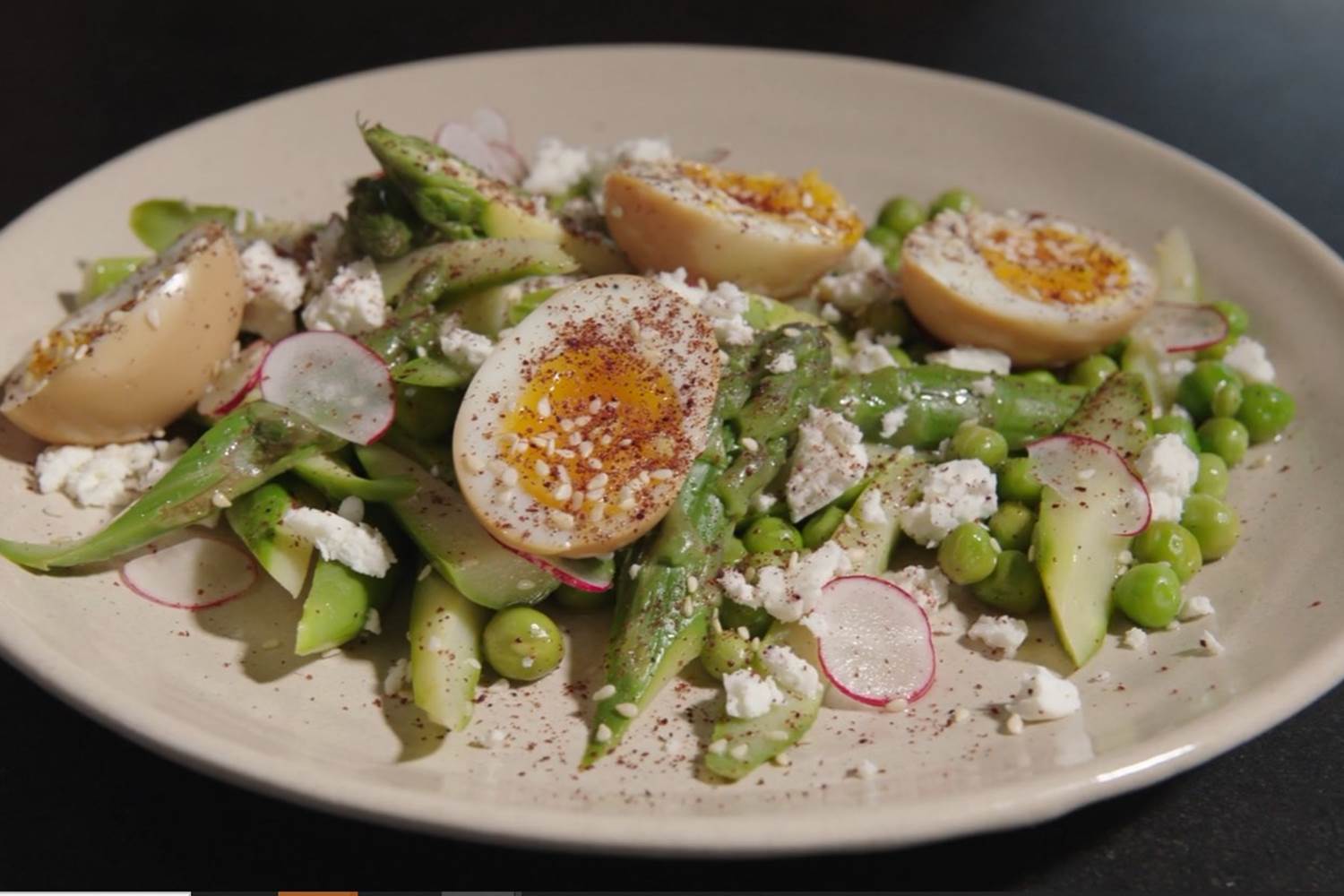 Oeufs tamago ajitsuké, asperges vertes et petits pois, feta