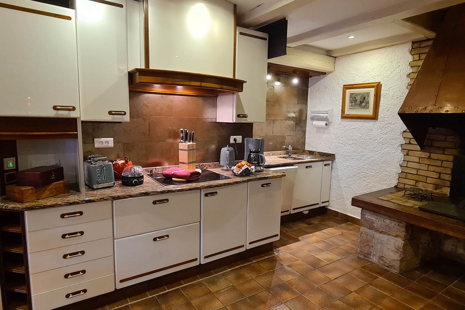 La grande cuisine bien équipée.