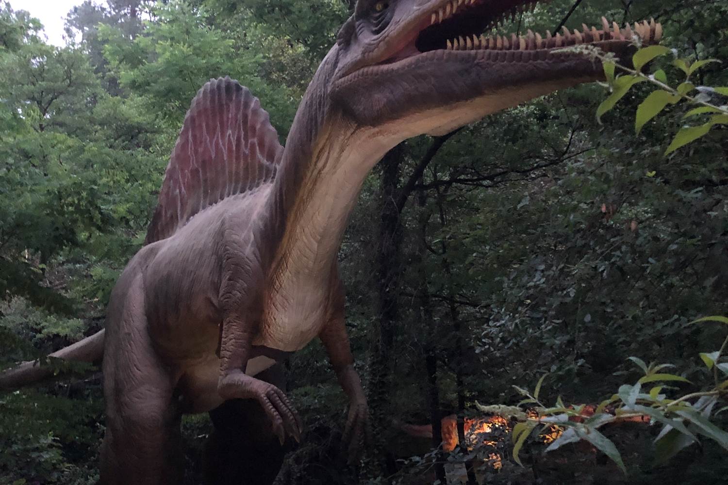 Parc Pinopedia avec certains dinosaures animés