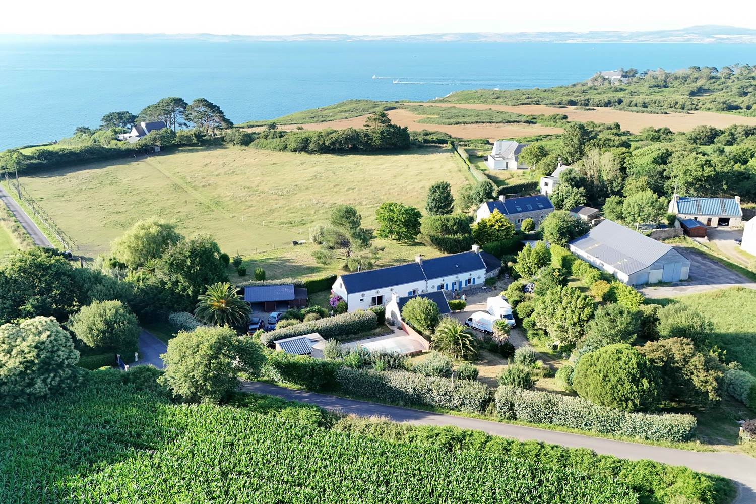 La vue du domaine, du gite, du jardin et de la piscine