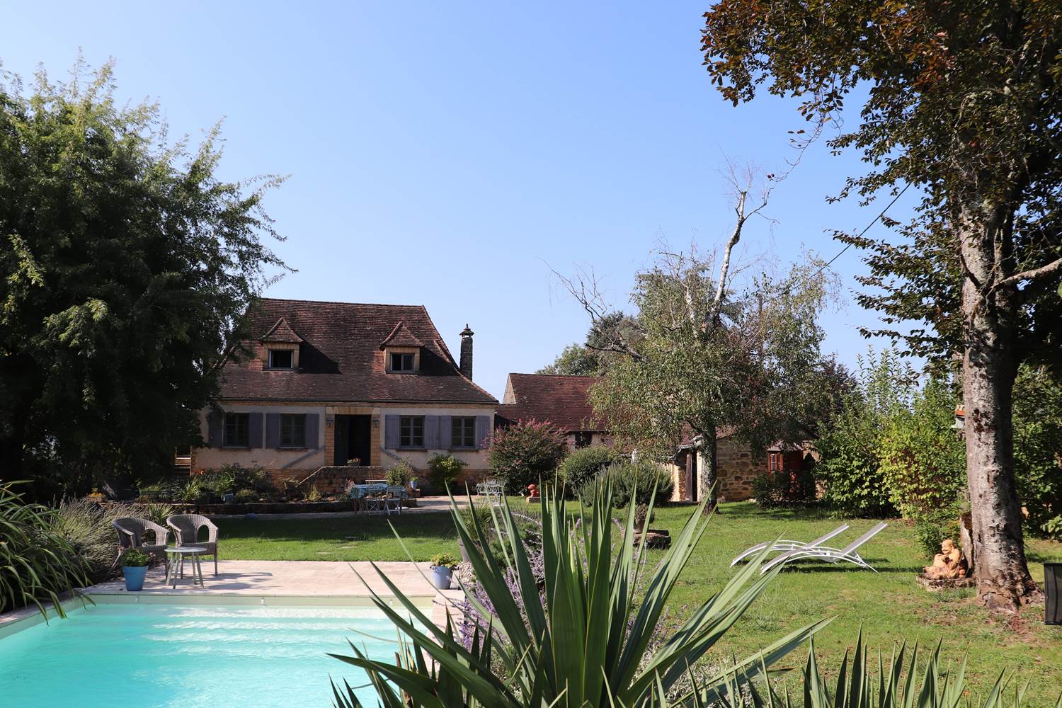 Les Charmes de Sarlat - Jardin vue maison et piscine 3
