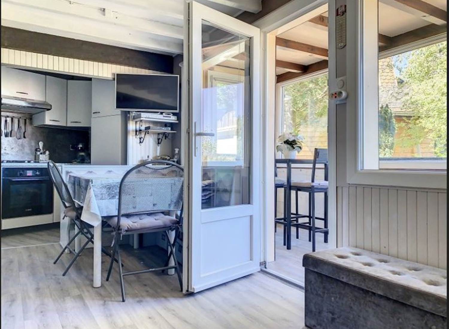 Pièce de vie Refuge Ecureuil Métabief Magic Pass