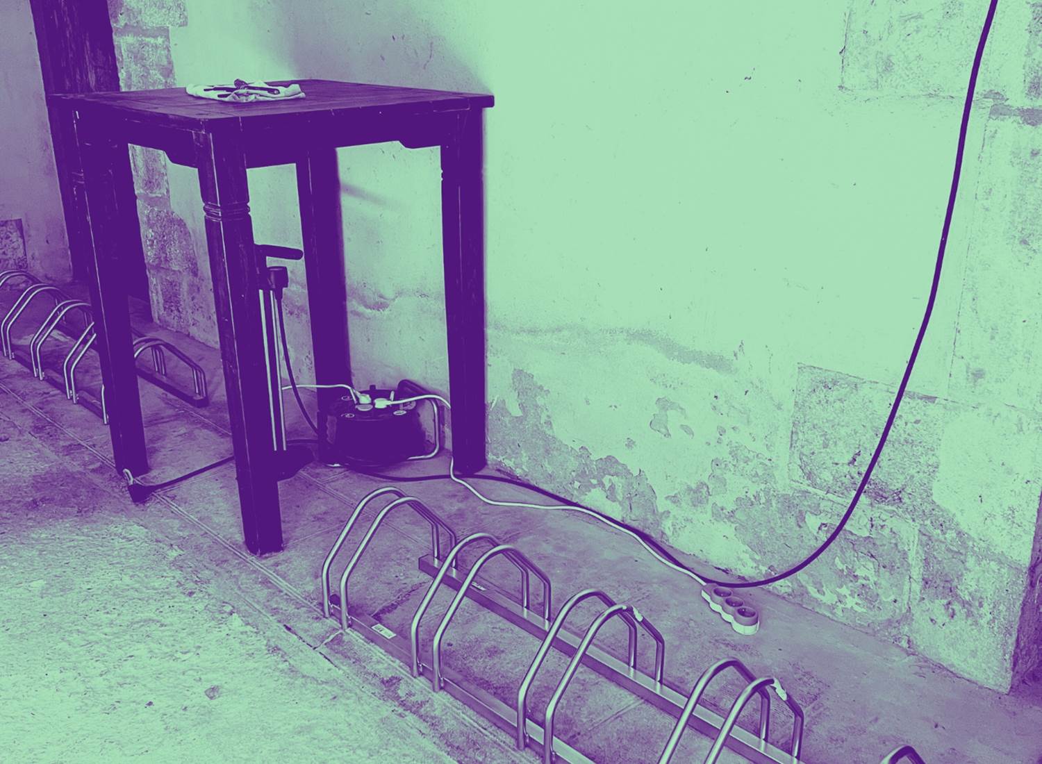 Garage fermé et sécurisé, avec matériel de réparation et prises pour charger