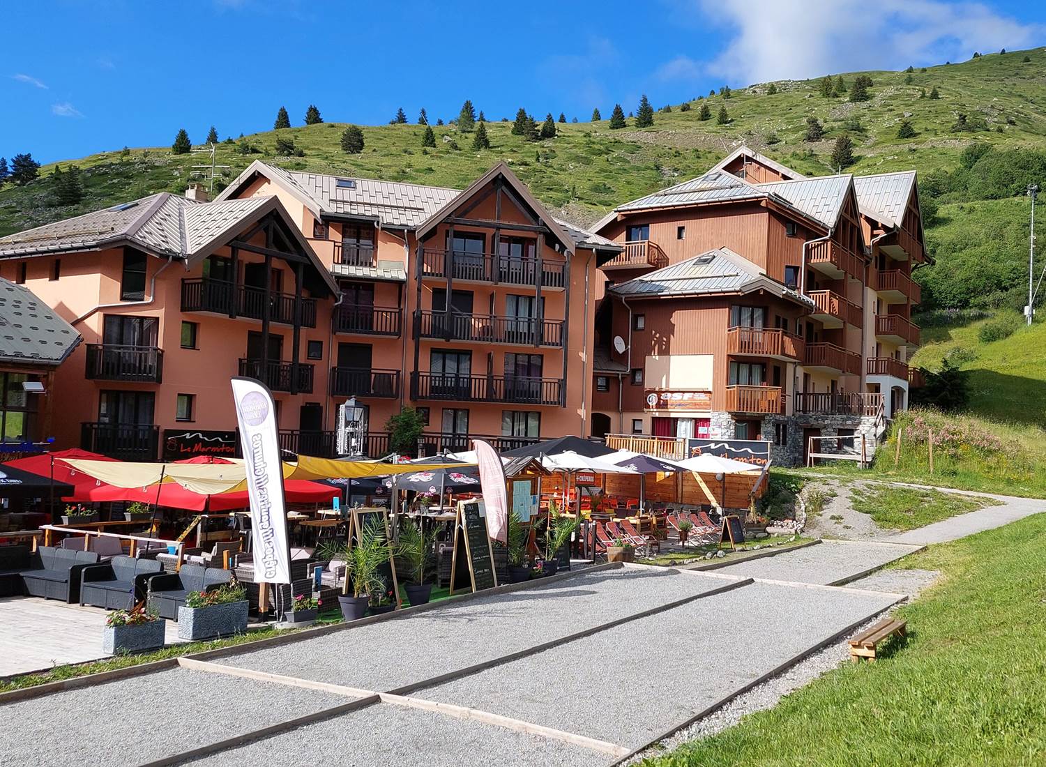 terrains de pétanque face aux restaurants