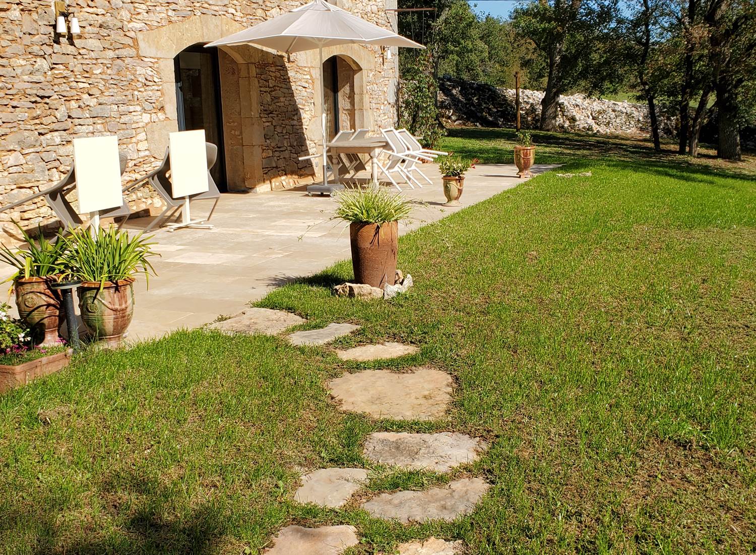 Les Enclos Secrets - Arrosage devant la Terrasse 1