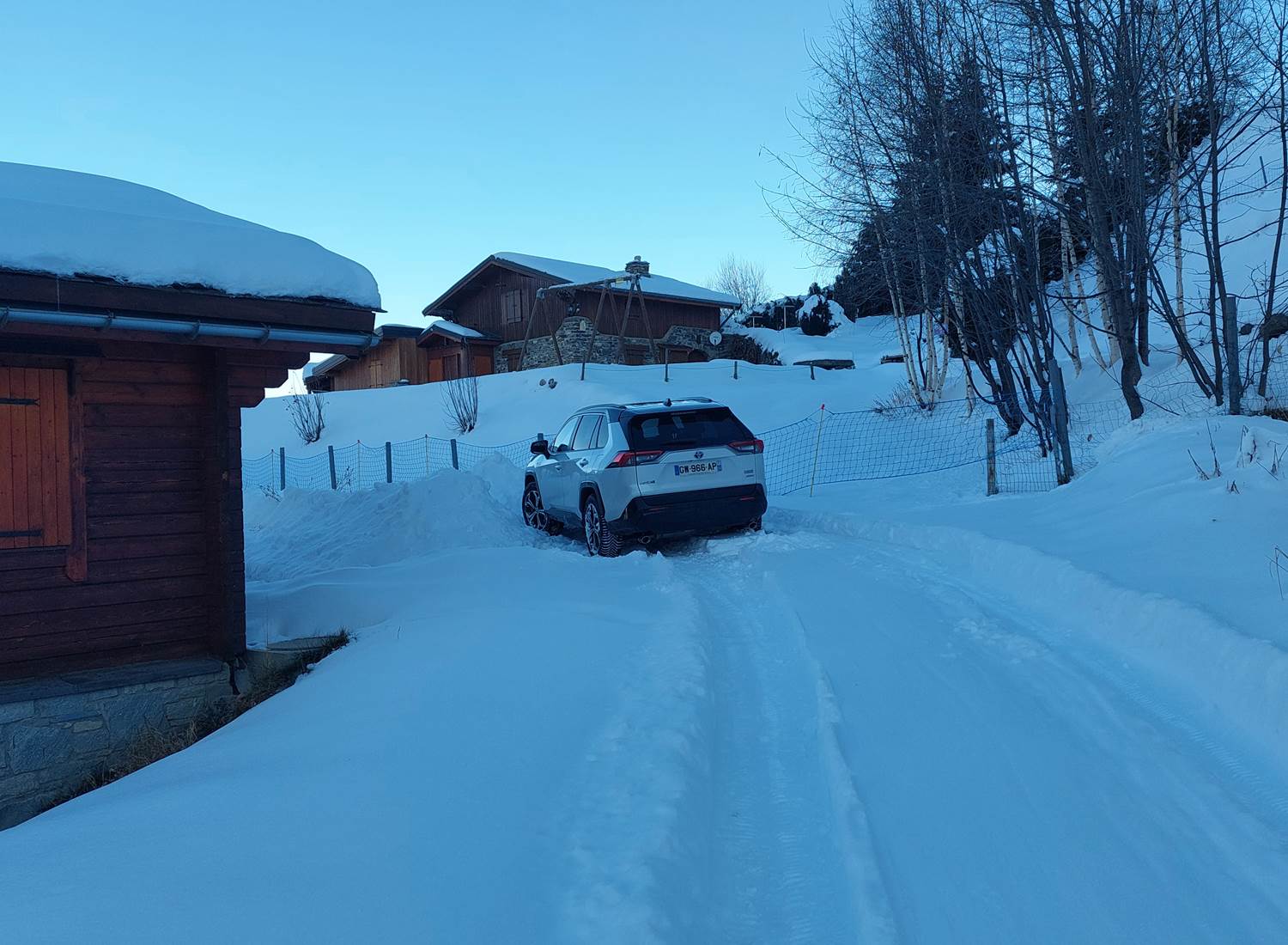 Notre voiture en haut du chemin prêt du chalet