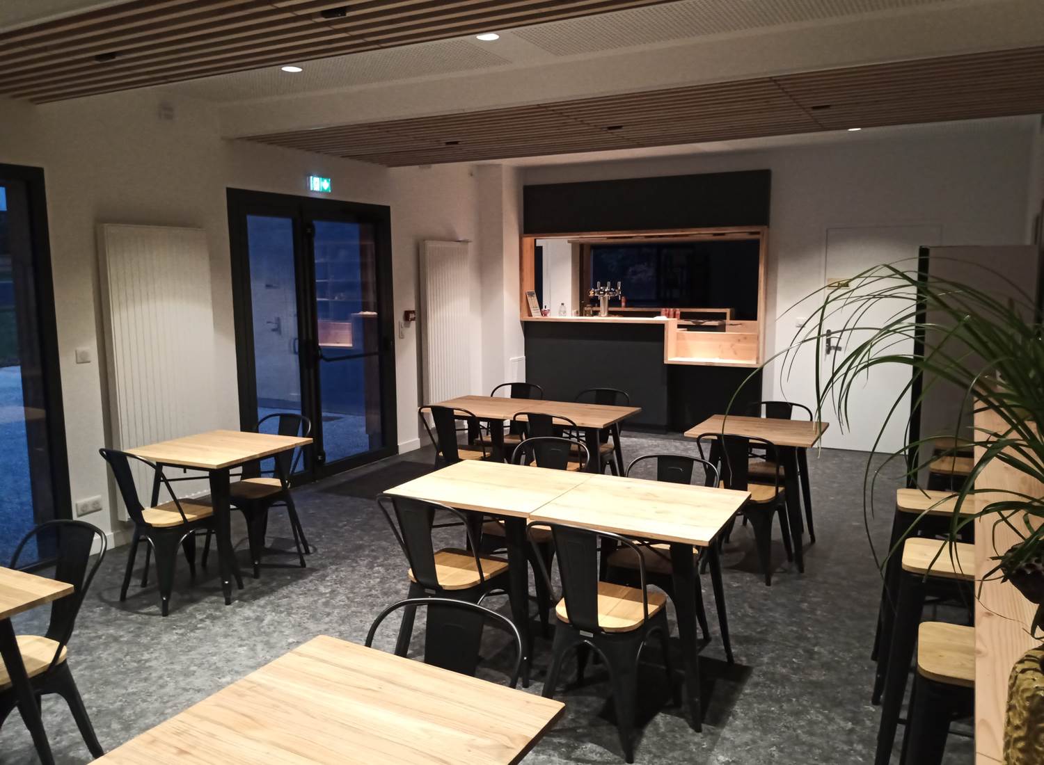 La salle du bar La Caisserie