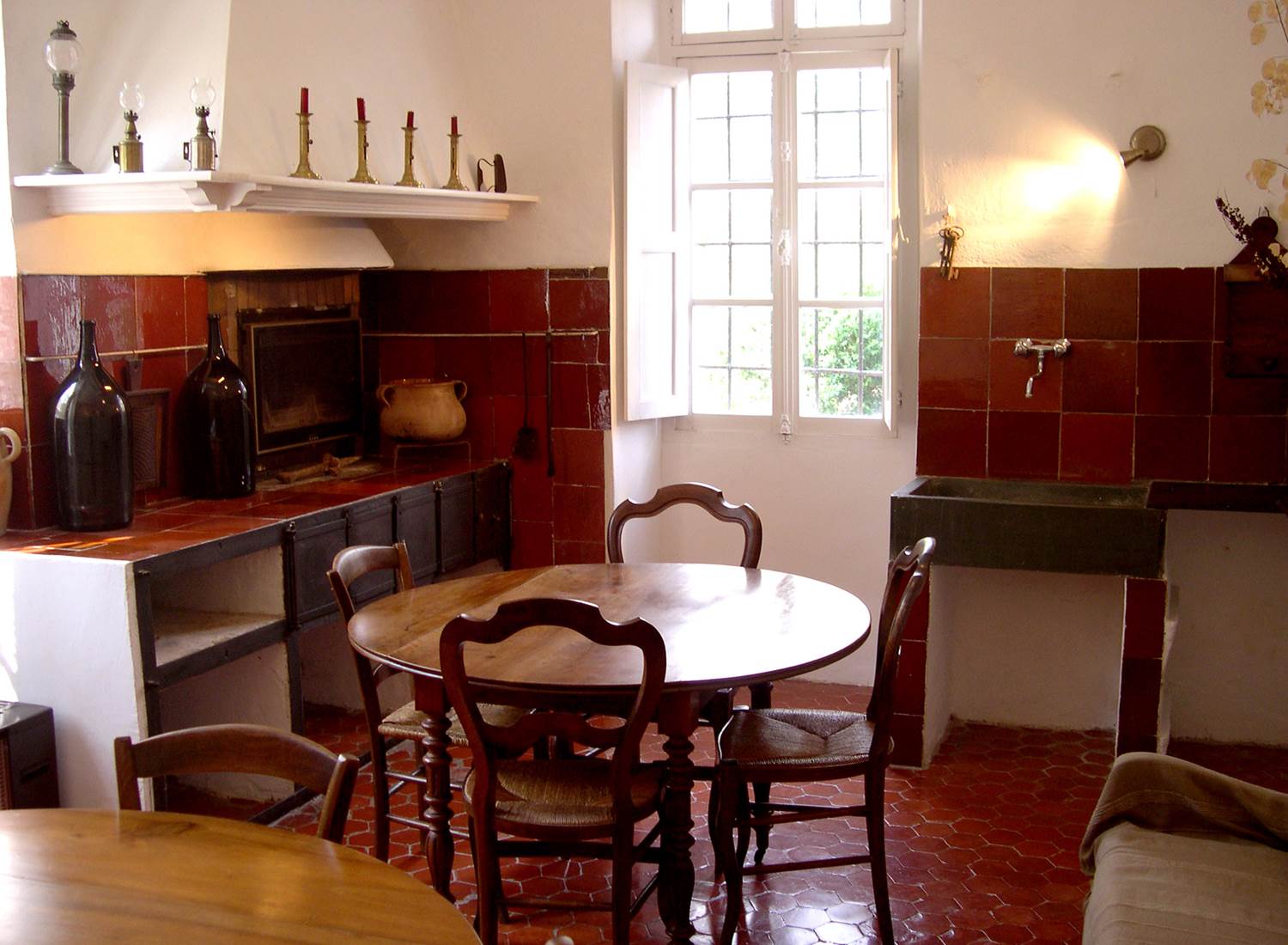 La salle à manger dans l'ancienne cuisine d'époque