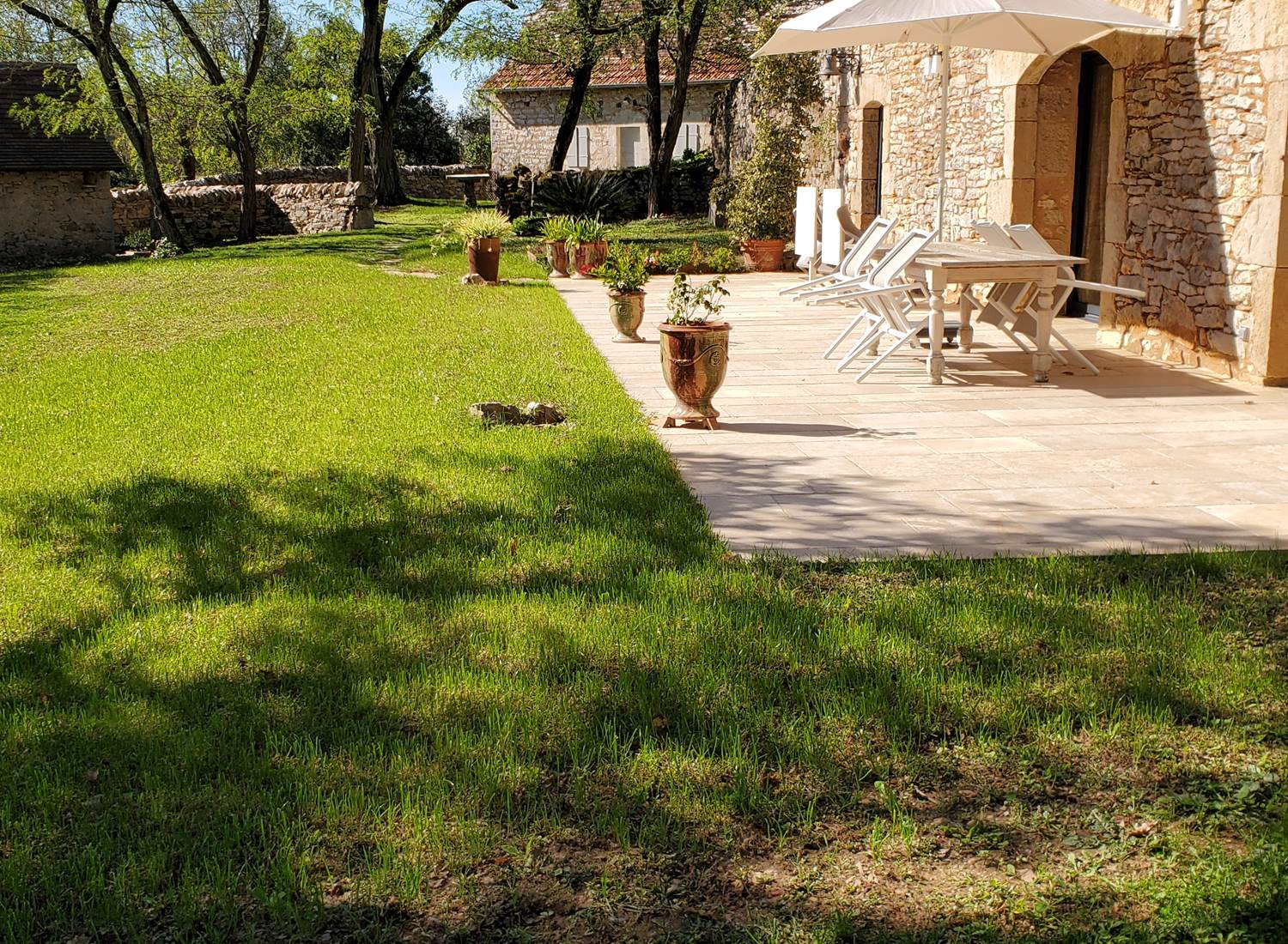 Les Enclos Secrets - Arrosage devant la Terrasse 2