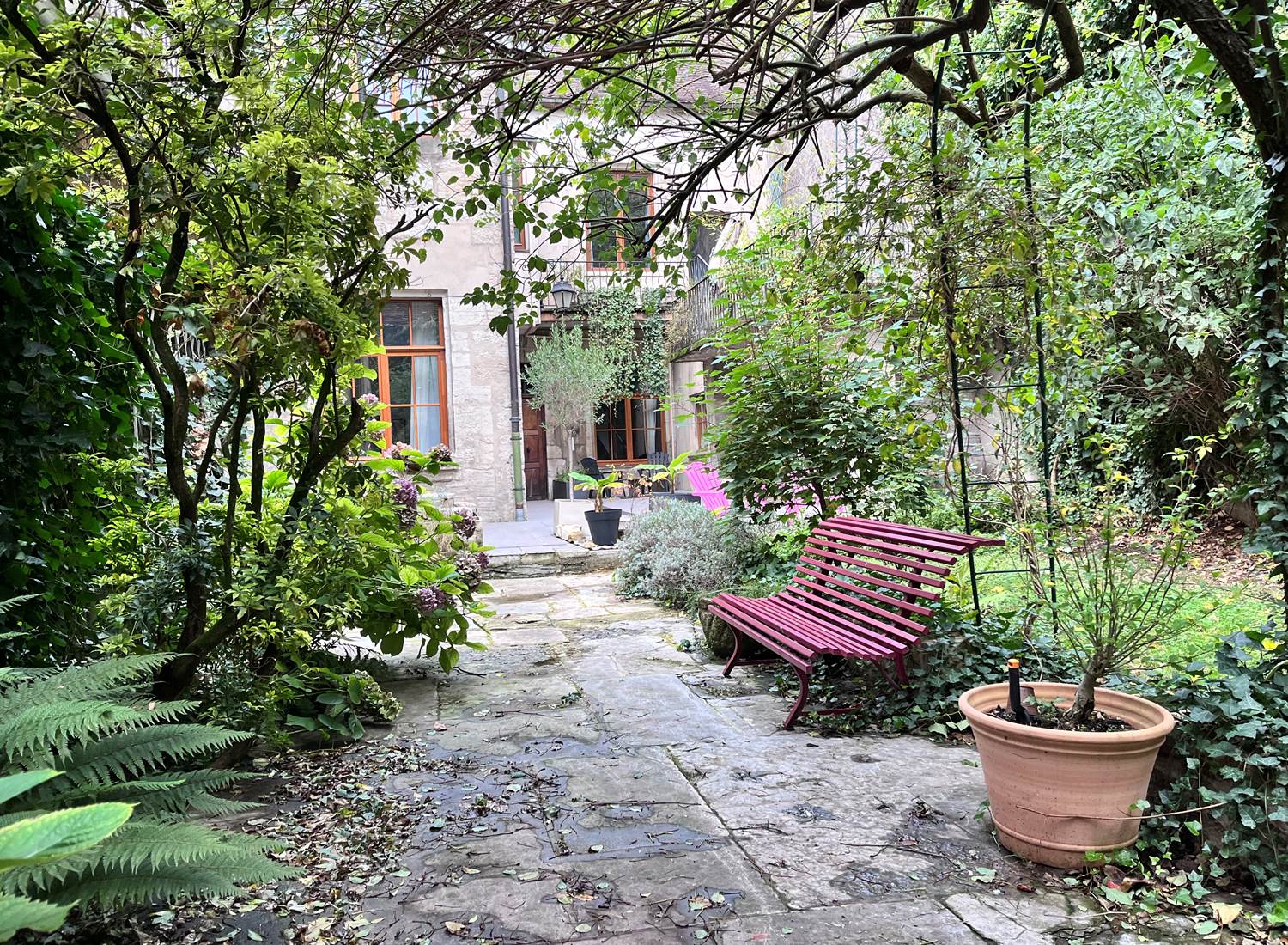 La cour du Clos Grimont au début de l'automne