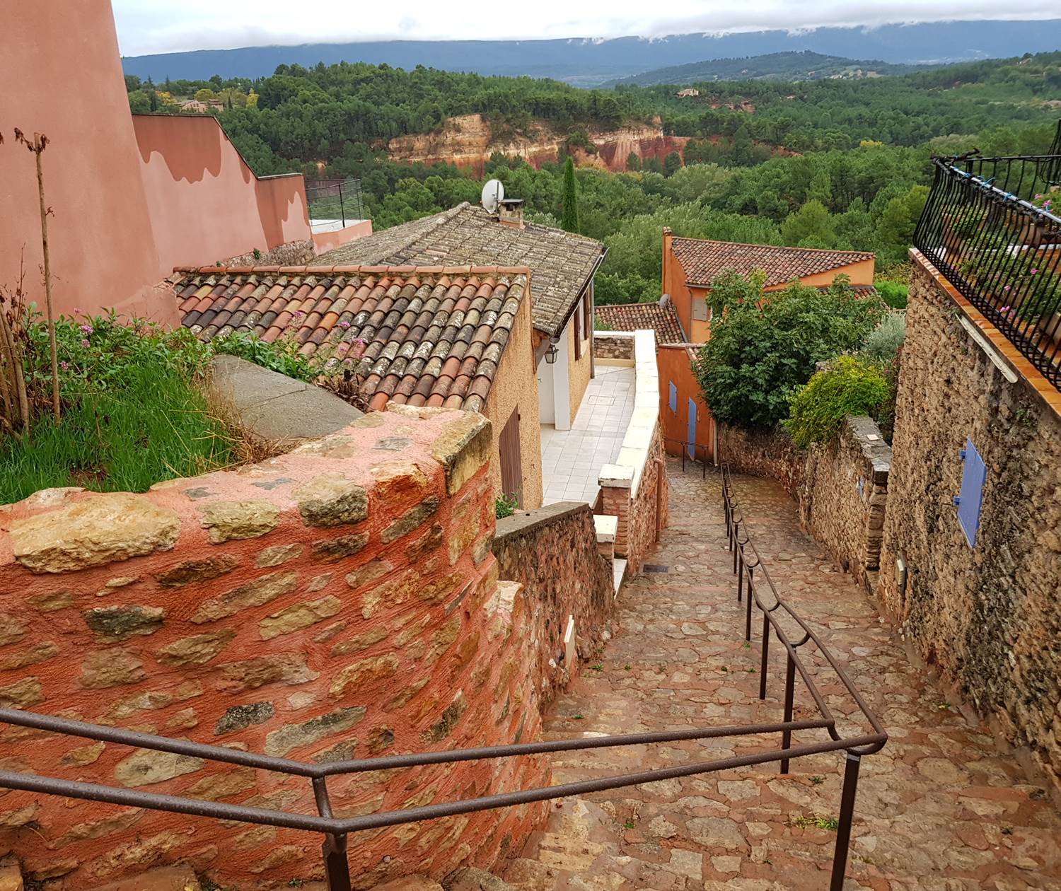 Ruelle de Roussillon, falaise d'ocre et vue sur le massif du Luberon