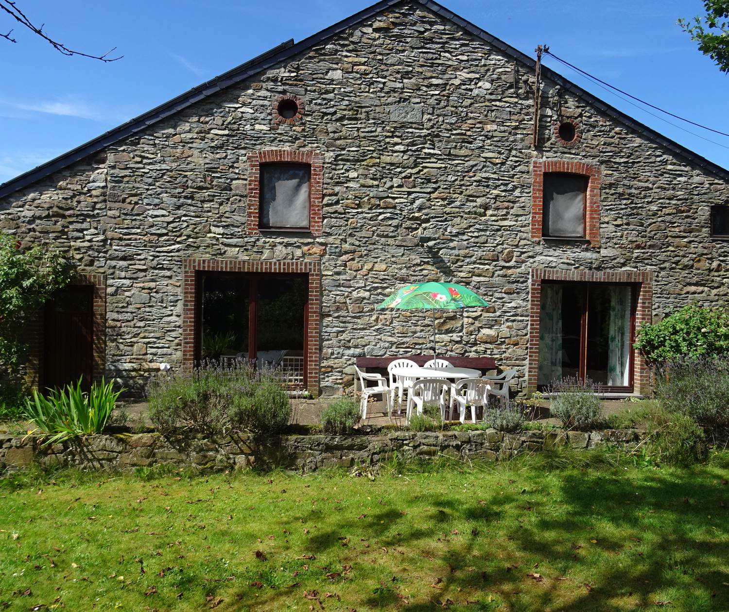 Pignon + terrasse du gîte 2