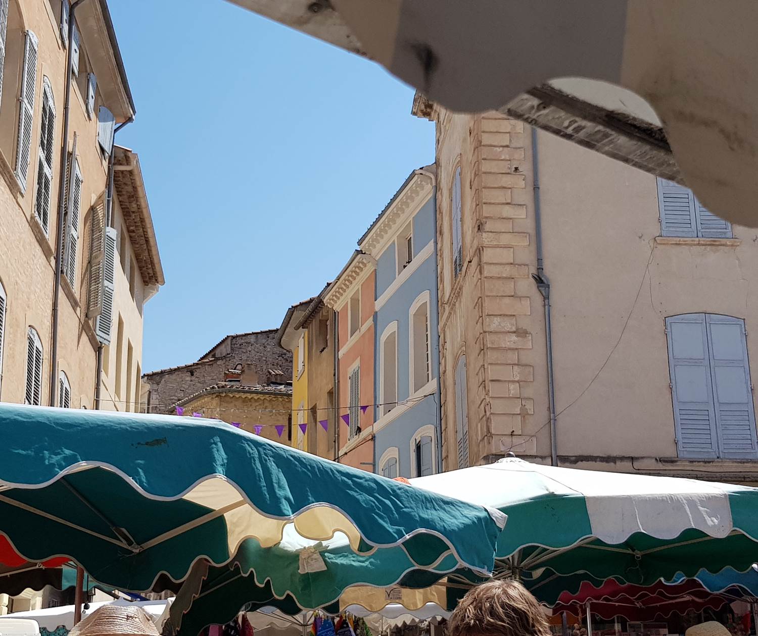 Le marché d'Apt le samedi matin dans les ruelles du centre ville