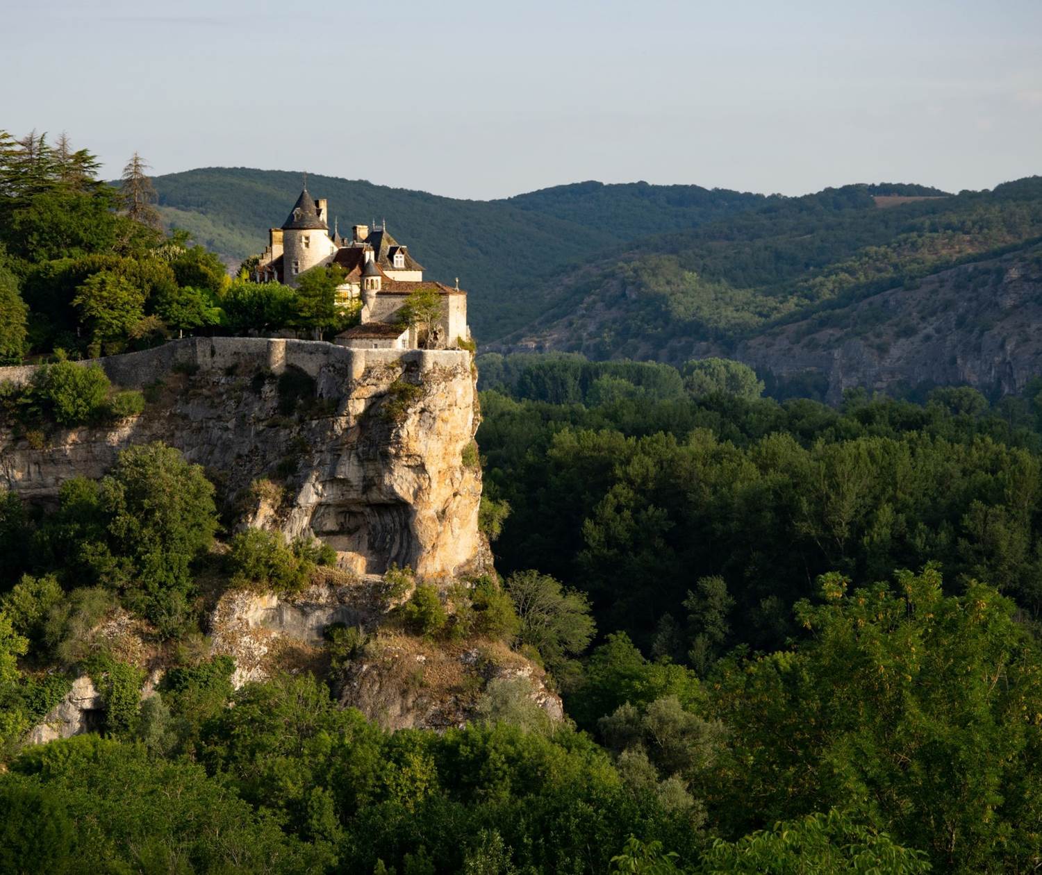 Vue sur le Château de Belcastel Lot Tourisme - C