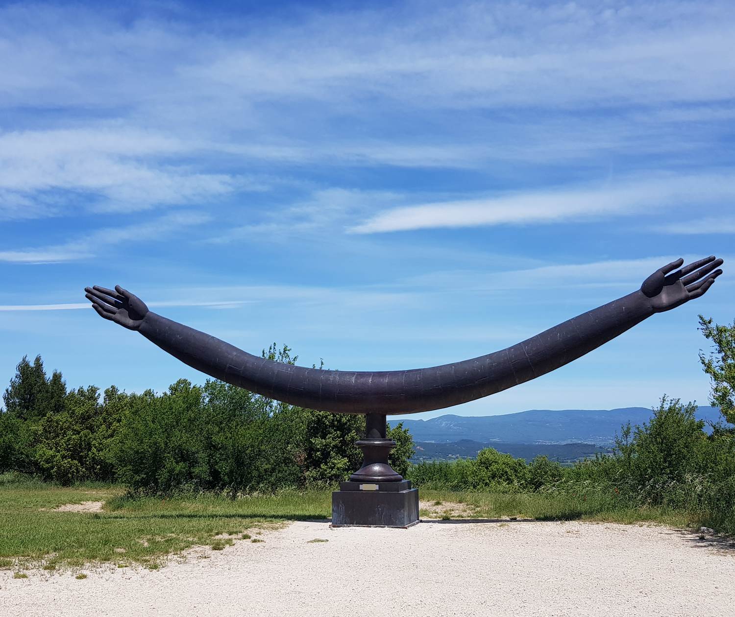 Art_contemporain_à_Lacoste devant le chateau_du_marquis_de_Sade