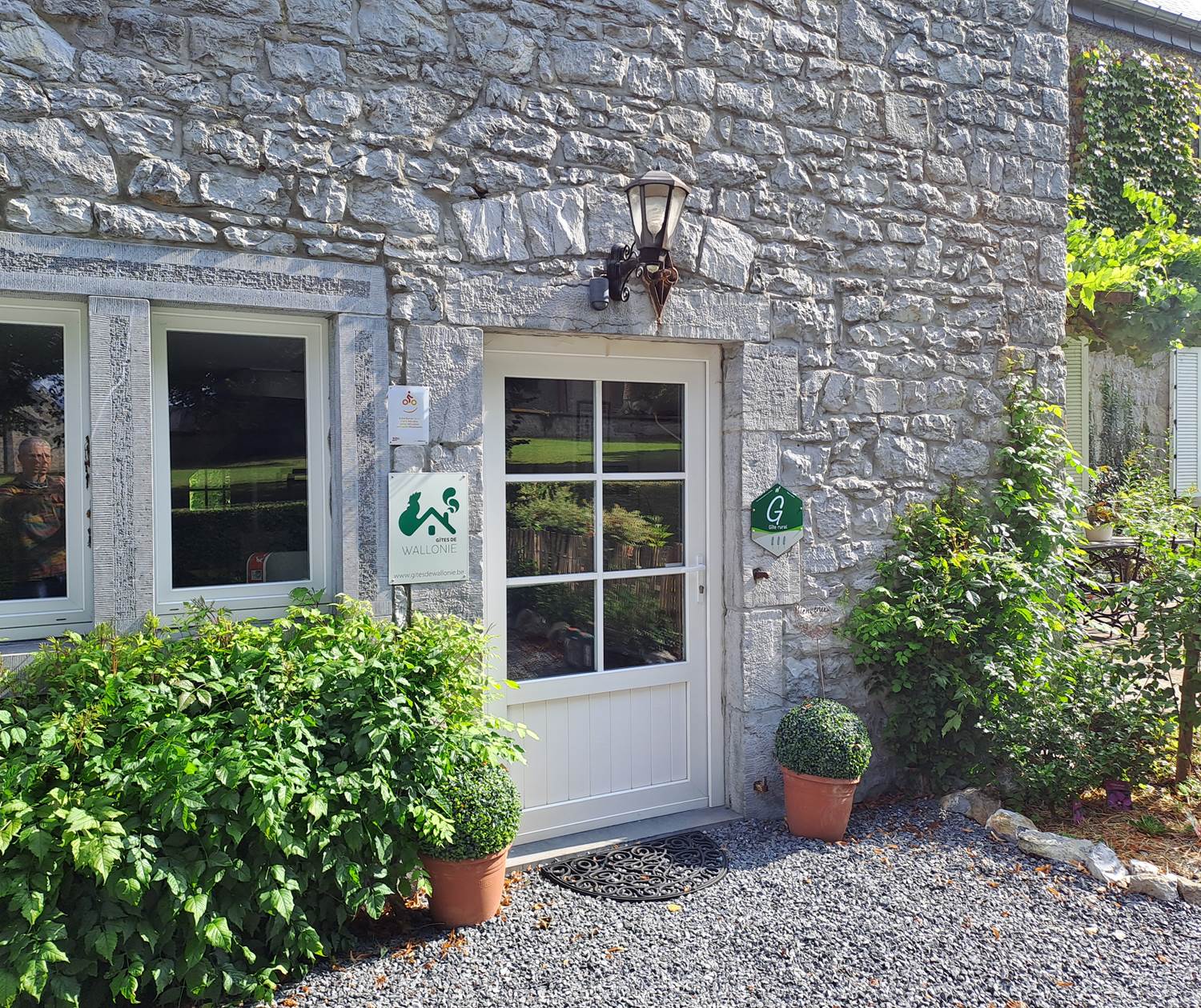 La plaque "Bienvenue Vélo" fixée à côté de la porte du gîte