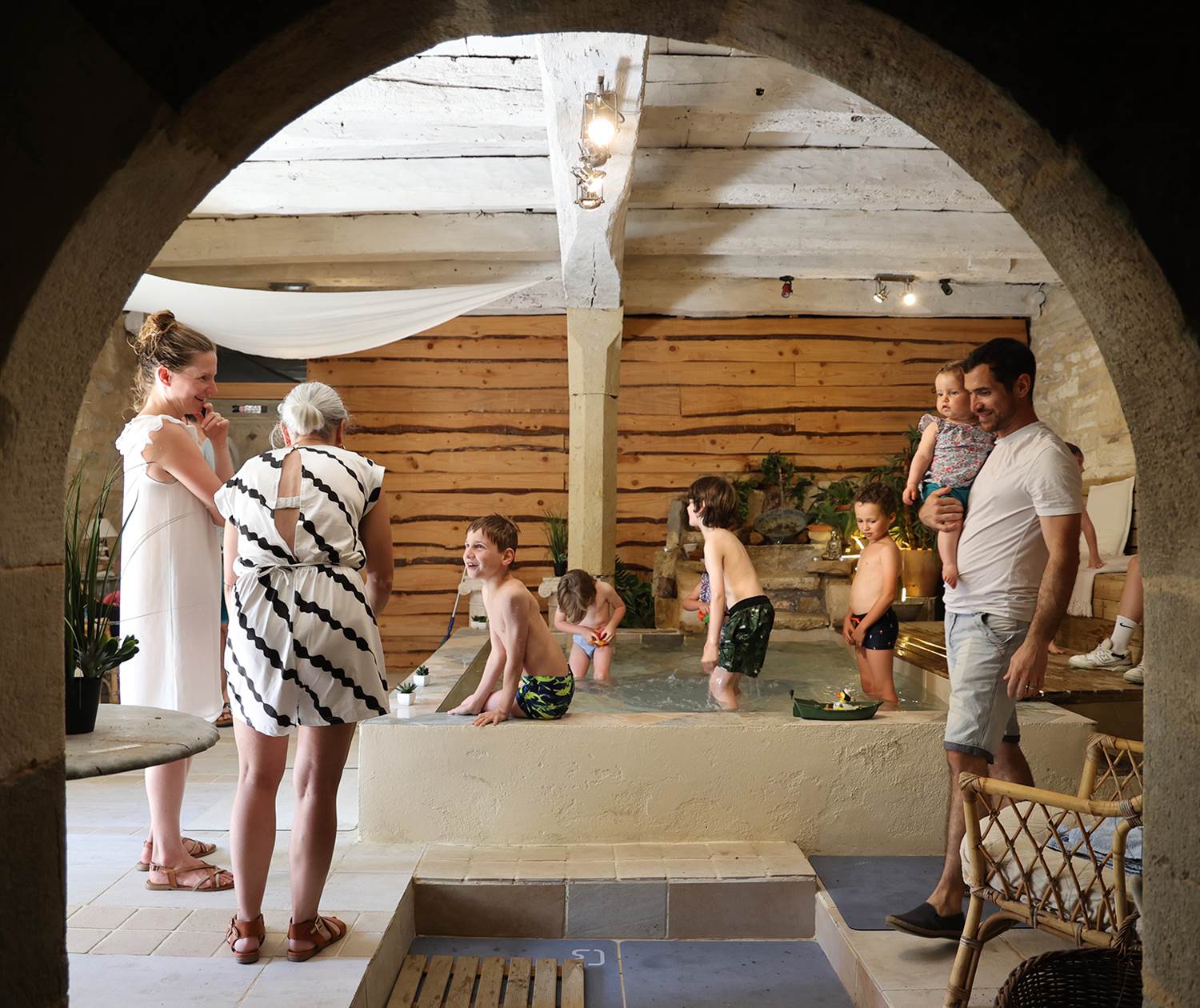 Session fraicheur dans le bain romain au Château de Saint-Chamarand dans le Lot