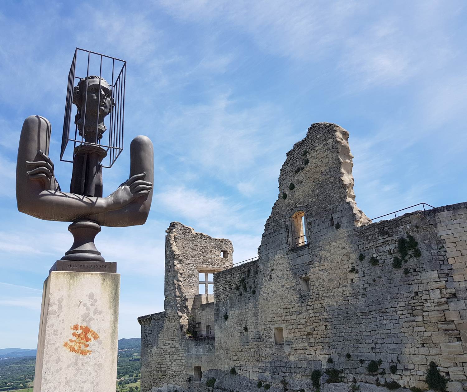 Art_contemporain_à_Lacoste devant le chateau_du_marquis_de_Sade
