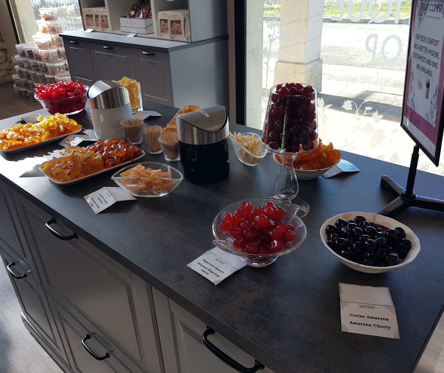 Dégustation gratuite de fruits confits à la maison des fruits confits d'Apt