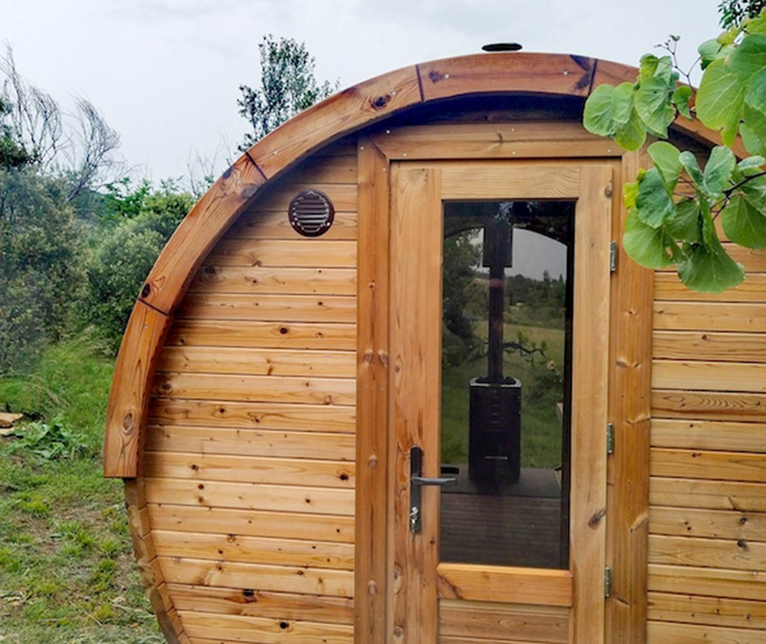 Entrez, vous passez par le vestiaire et vous profitez de votre sauna !