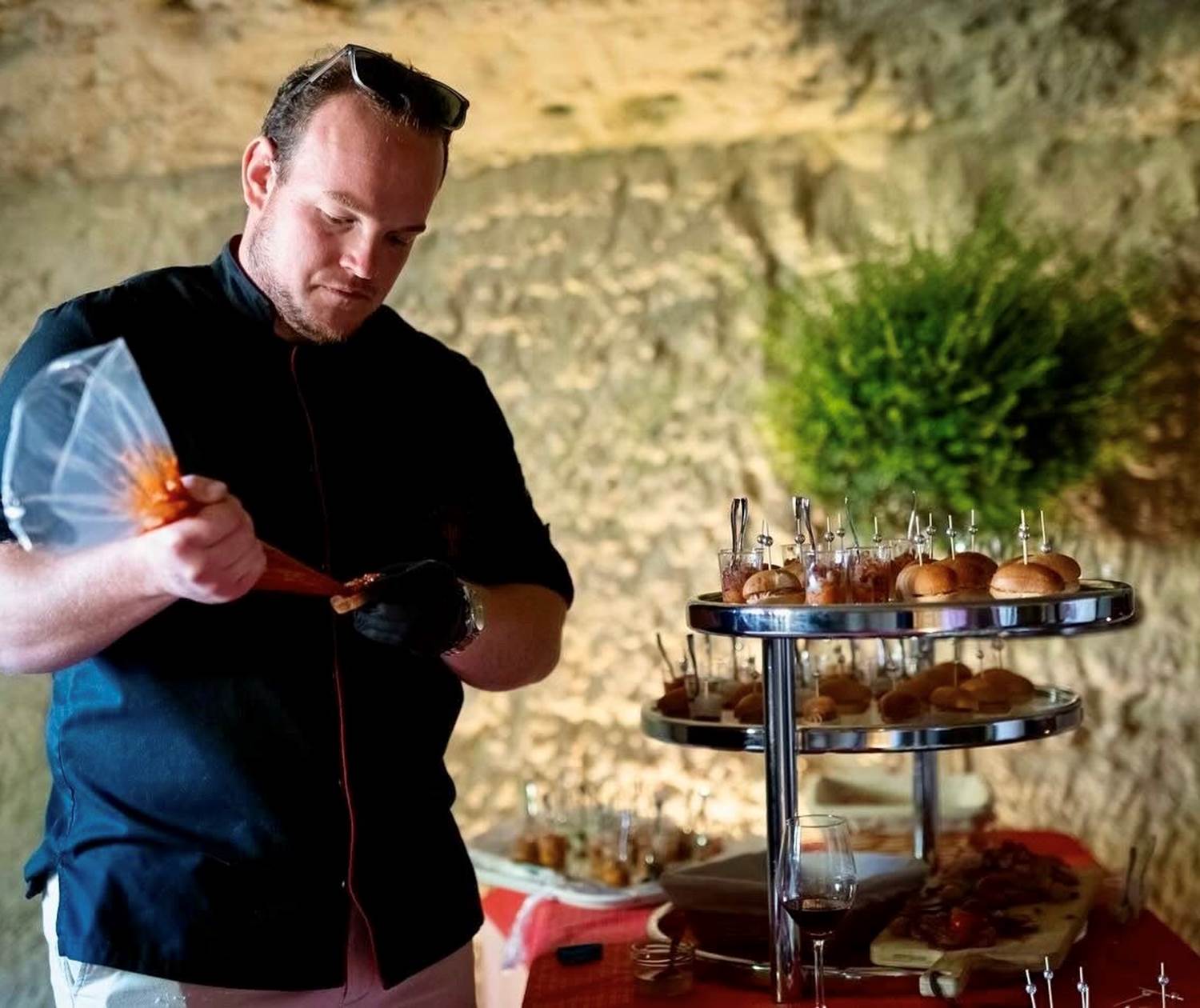 Nicolas Ouisse, des Délices de Sologne, saura vous préparer aussi bien un délicat buffet qu'une paëlla géante.