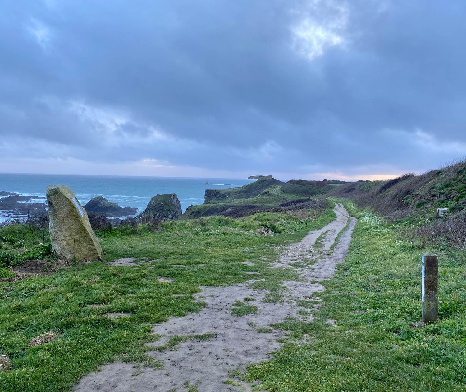 GR 34 en arrivant à Saint-Mathieu depuis La Grange Neuve