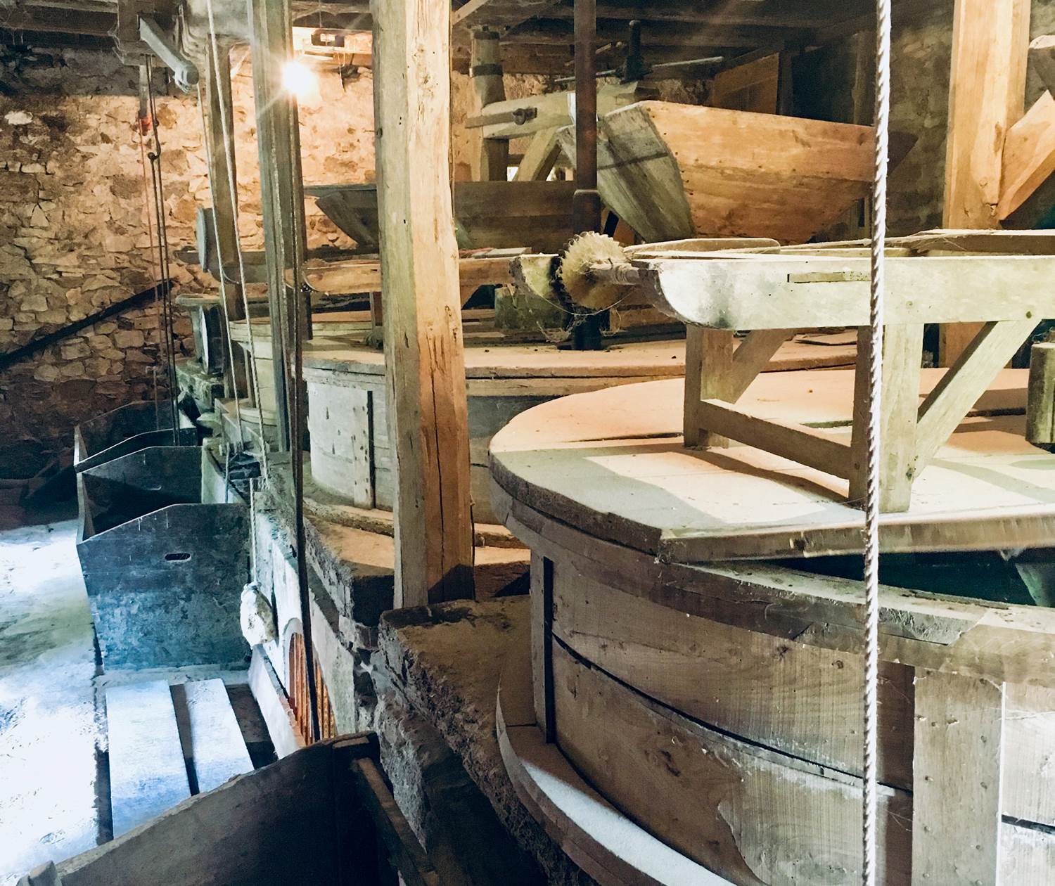 Les meules du Moulin fortifié de Cougnaguet à Calès Lot Tourisme- C