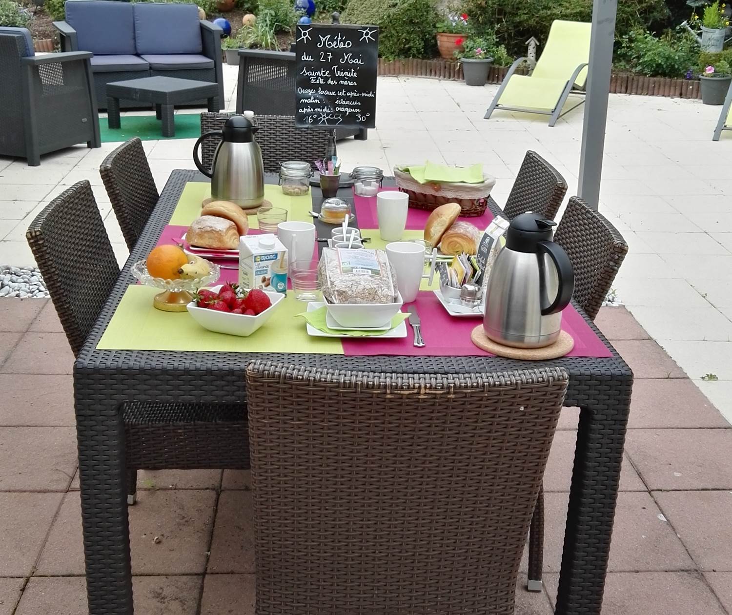 Petit déjeuner sur la terrasse