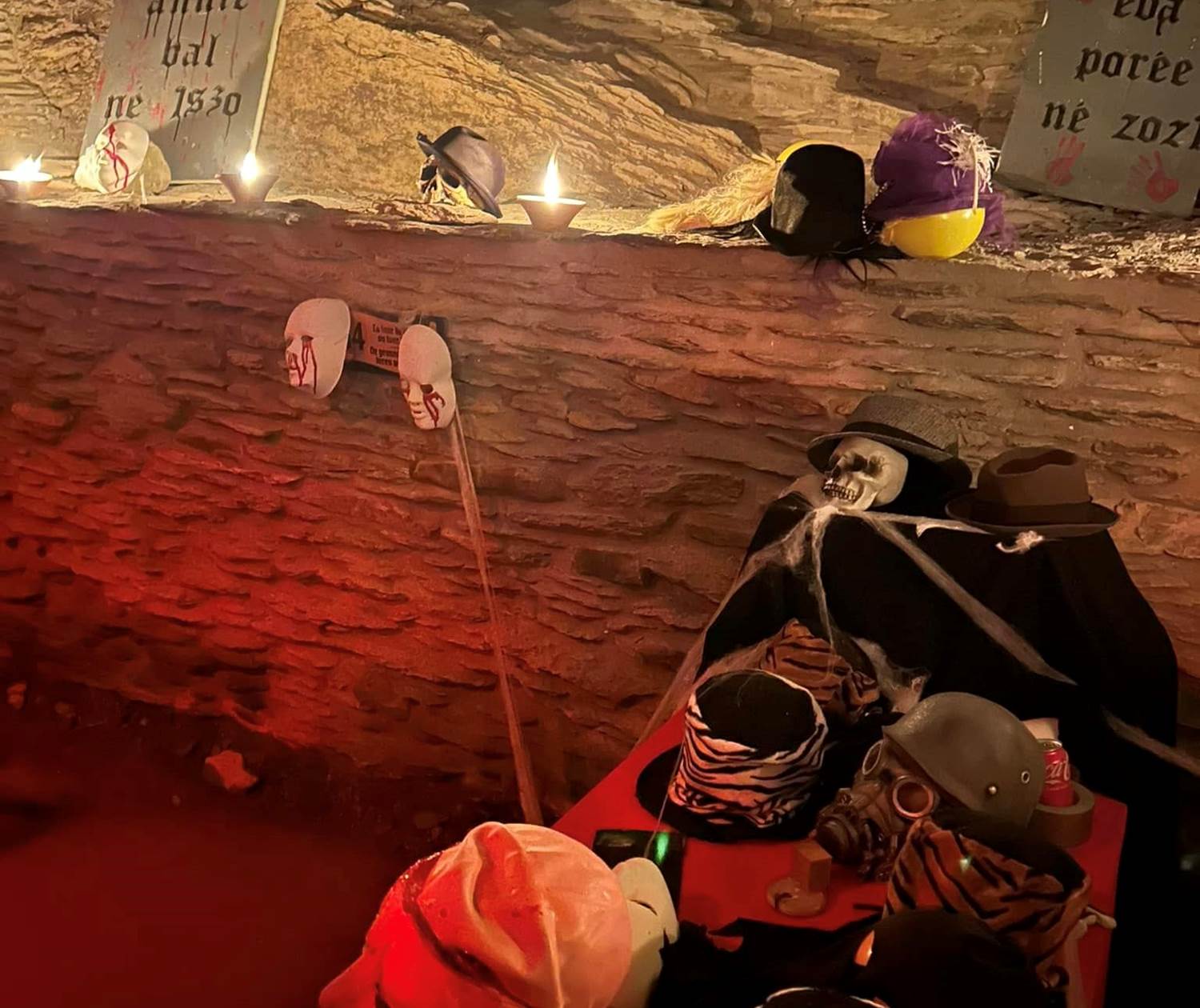 tanière du chapelier fou halloween au château féodal de la roche-en-ardenne