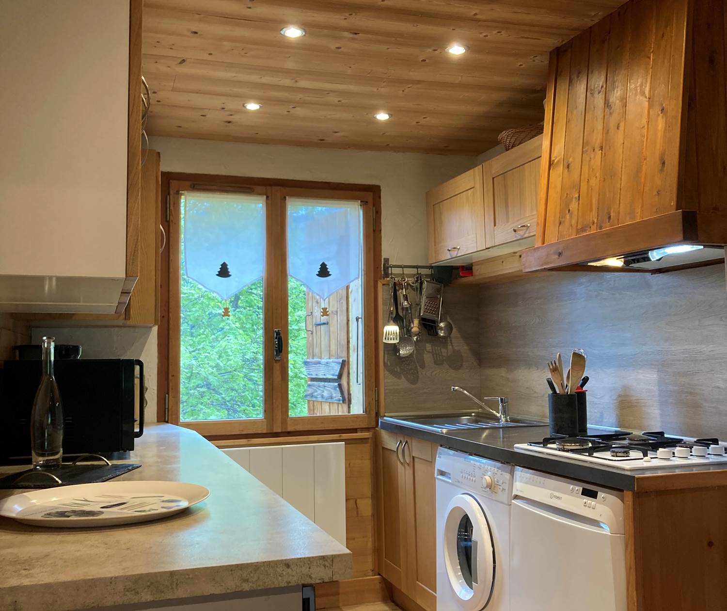 Cuisine avec lave vaisselle et lave linge