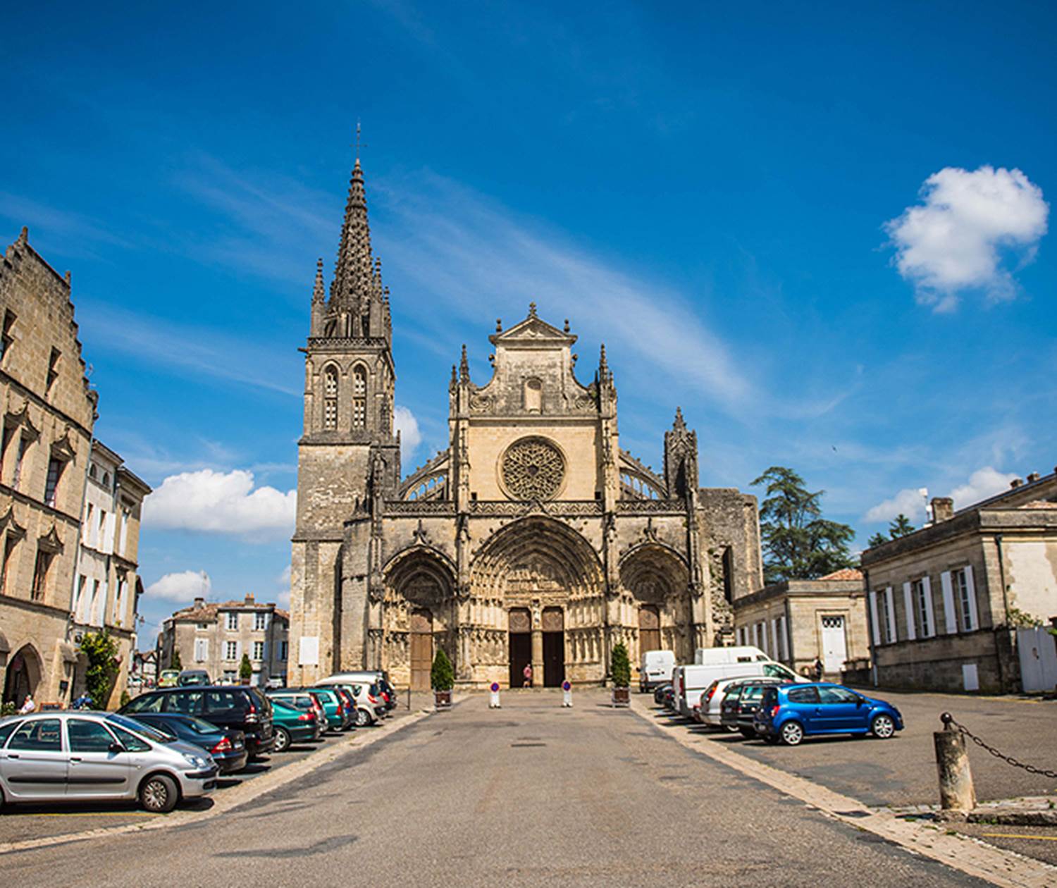 Bazas (source: https://www.guide-bordeaux-gironde.com/fr/tourisme/decouvrir/sites-touristiques/villes-et-villages/bazas-35/ville-historique-de-bazas-4793.html)