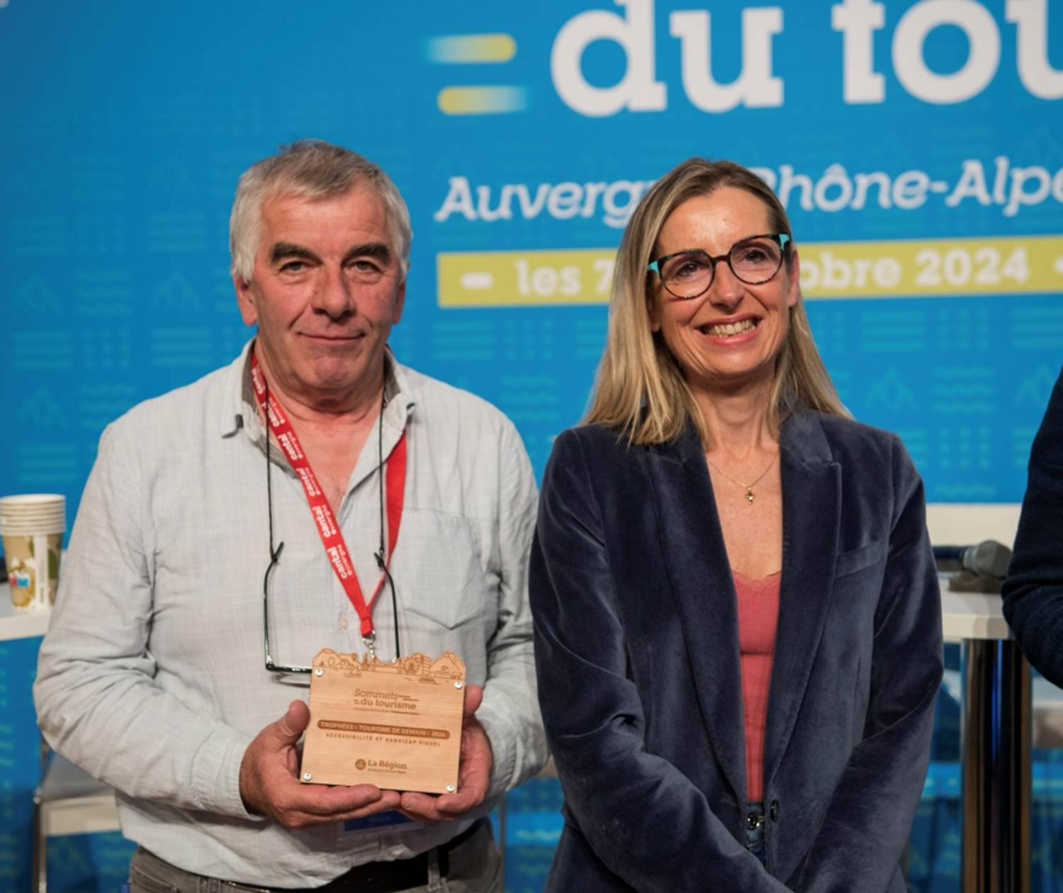 Guy Salat et son trophée ©Auvergne-Rhône-Alpes / Guillaume Atger