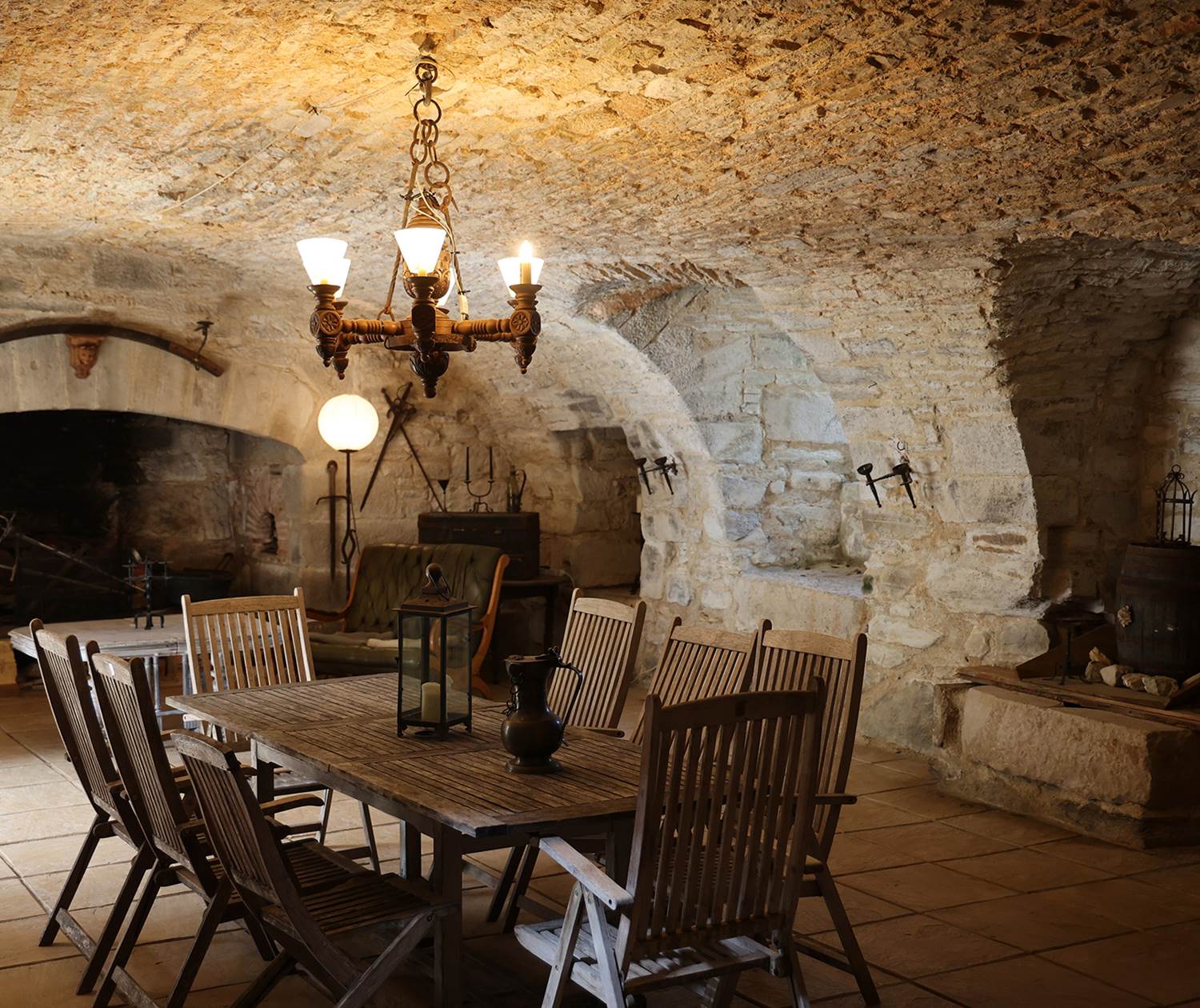 Grande salle voûtée en pierre au Château de Saint-Chamarand, espace de réception dans le Lot