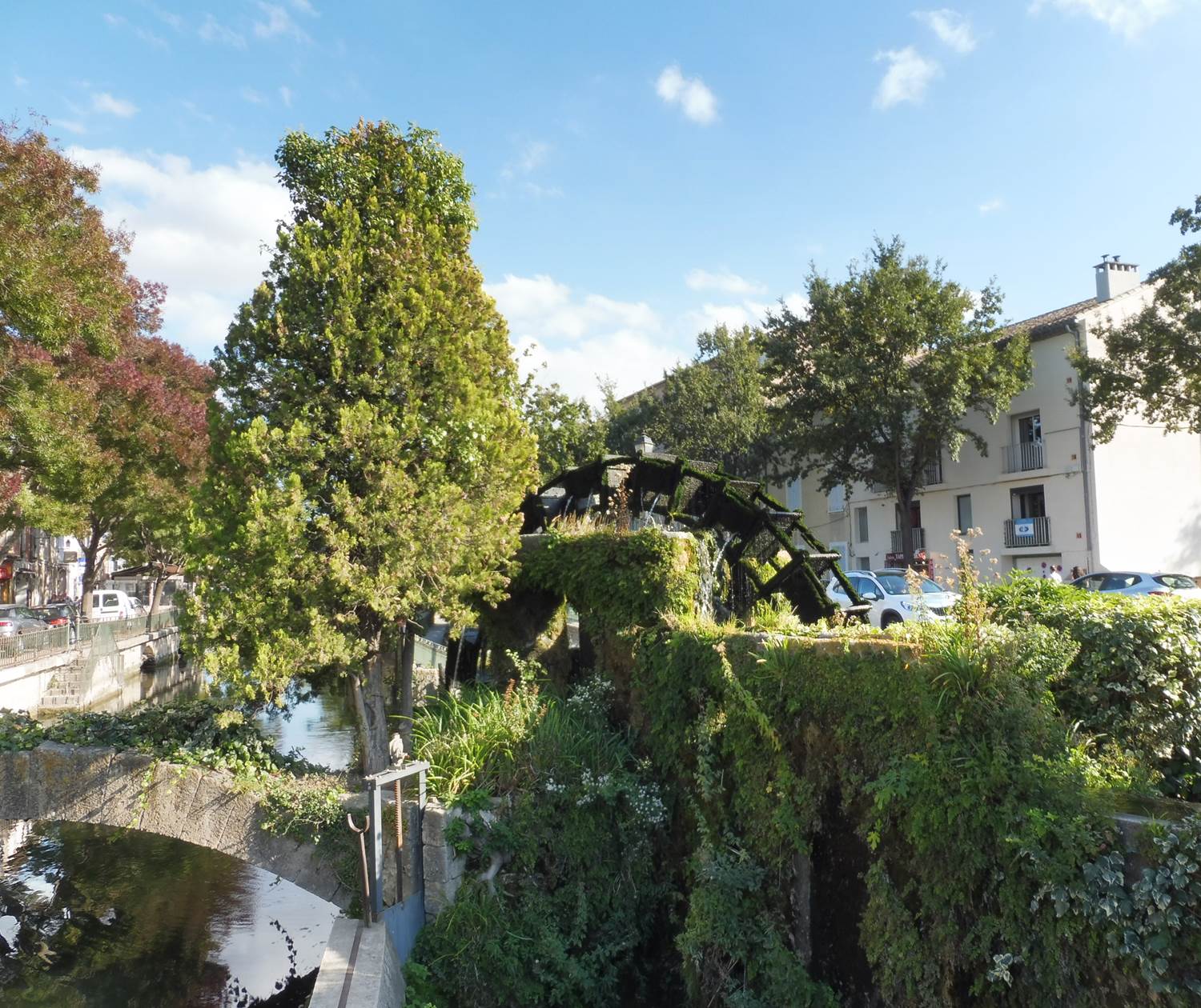 Isle sur la Sorgue et une de ses roues à aubes