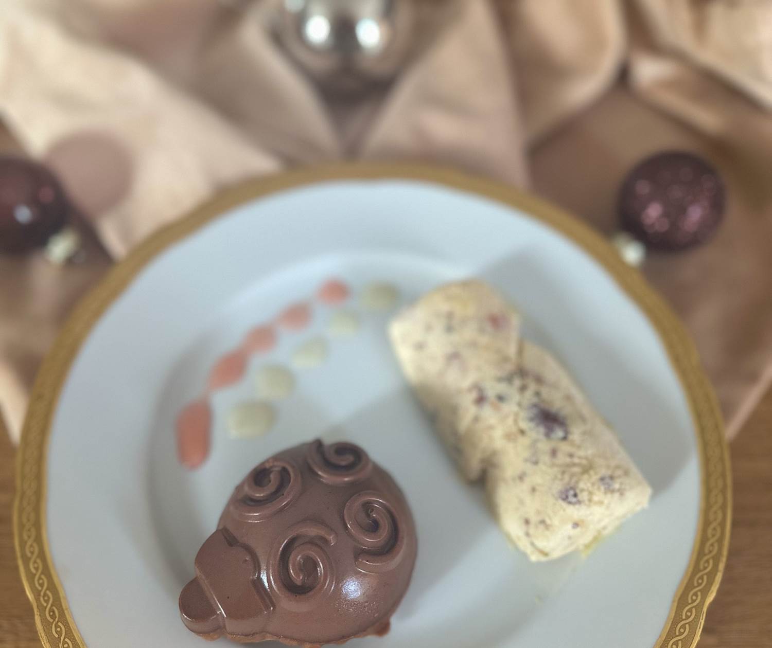 duo de dessert : boule tout chocolat et nougat glacé dîner réveillon Demeure du Porzou