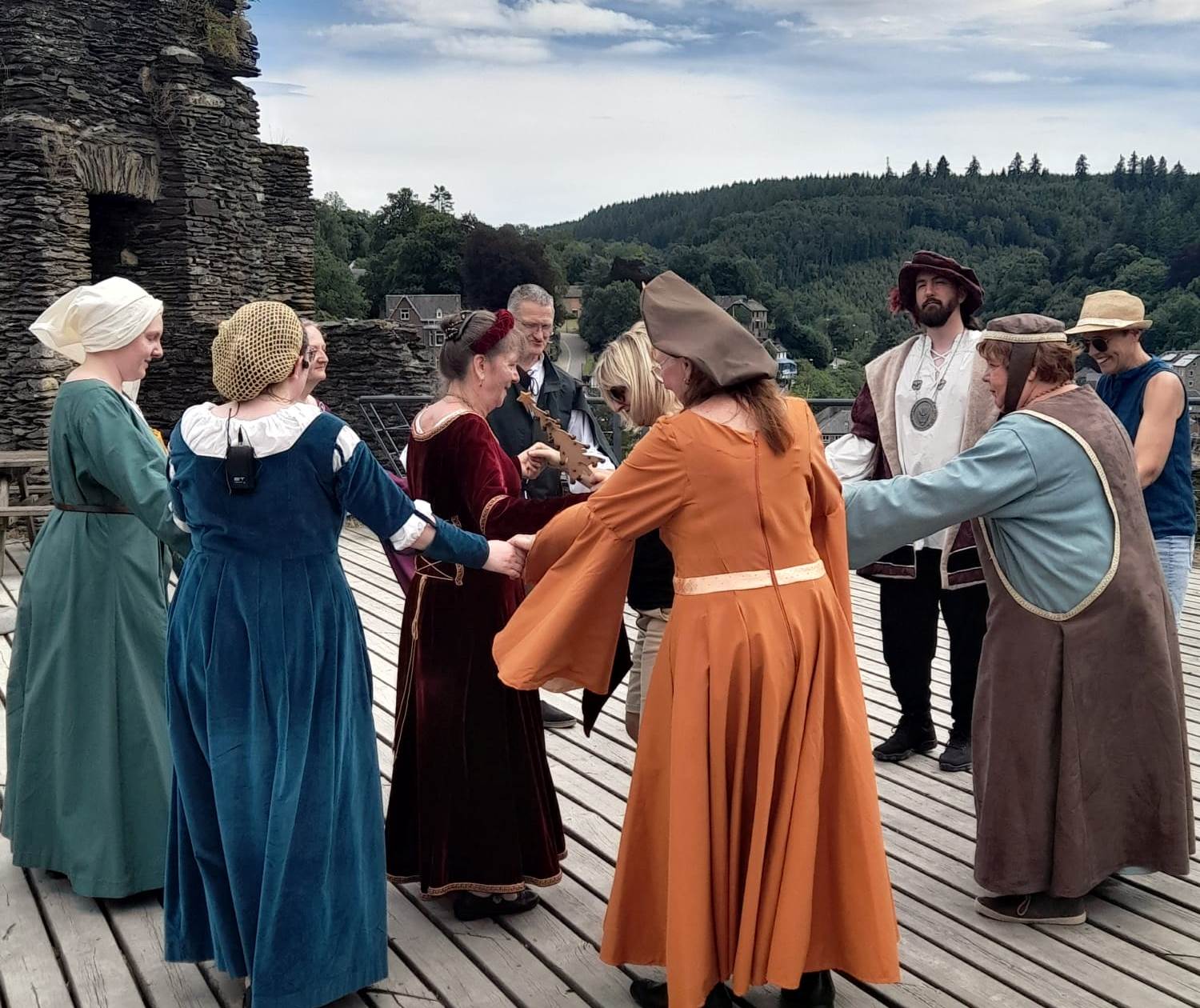 Animation de danse médiévale au Château féodal de La Roche-en-Ardenne