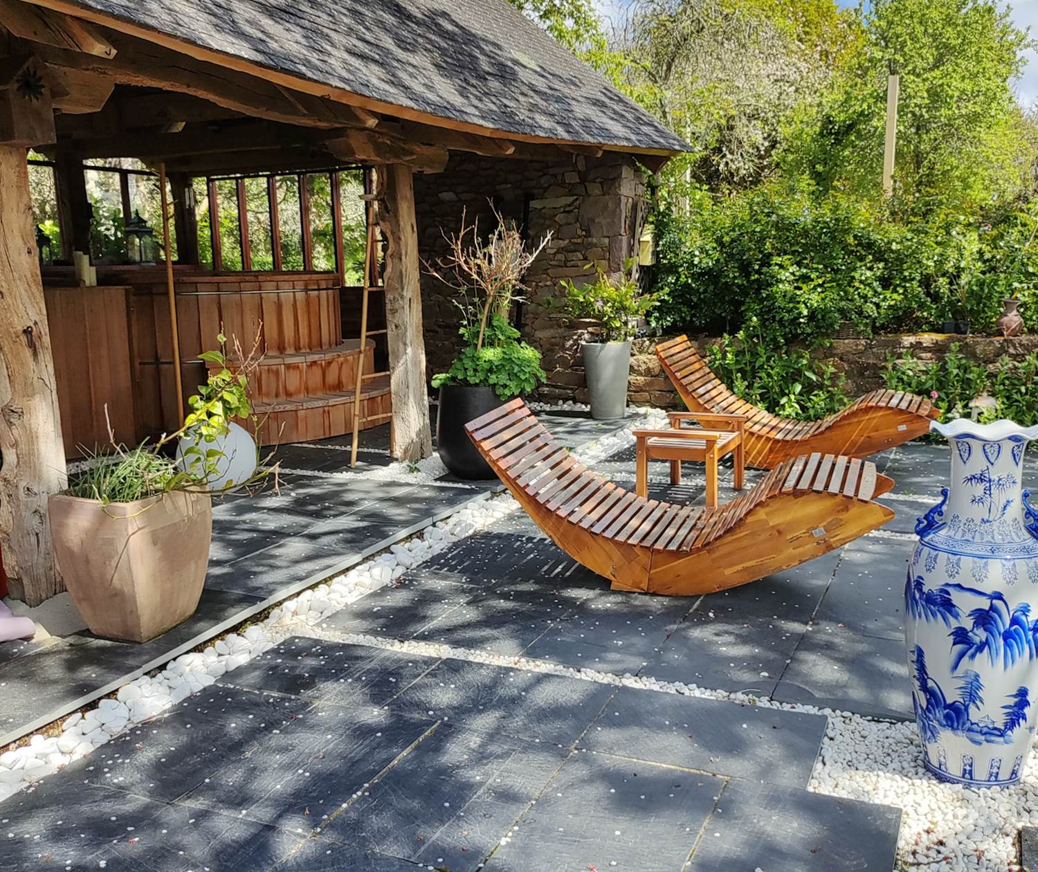 un moment de relaxation dans un cadre bucolique et paisible, le grand bain chaud Ofuro de la Demeure du Porzou